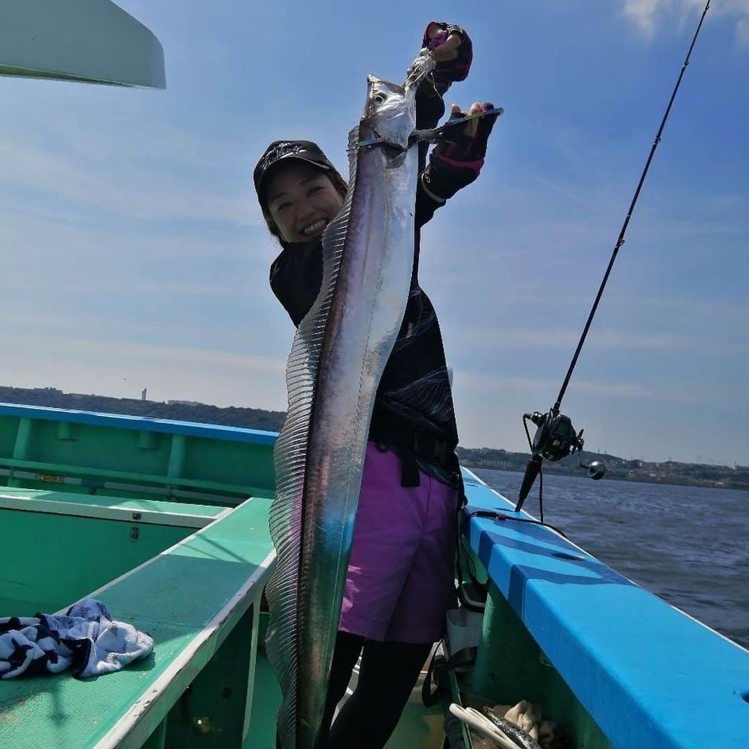 彼方茜香さんのインスタグラム写真 - (彼方茜香Instagram)「ドラゴン太刀魚♥ 東京湾の129cmのドラゴン級太刀魚釣りましたー‎|•'-'•)و✧ それどころか100cmオーバー6本！ トータル20本のタチウオ釣りましたー！！ タチウオテンヤ釣りたーのーしー！ 楽しすぎて肩壊しましたー(笑) でもまたすぐ行きます(▭-▭)✧  #タチウオテンヤ  #50号  #紫ゼブラアタリ日  #平作丸  #膝神師匠に感謝  #東京湾  #sarynfishing」8月6日 9時49分 - serikaochikata