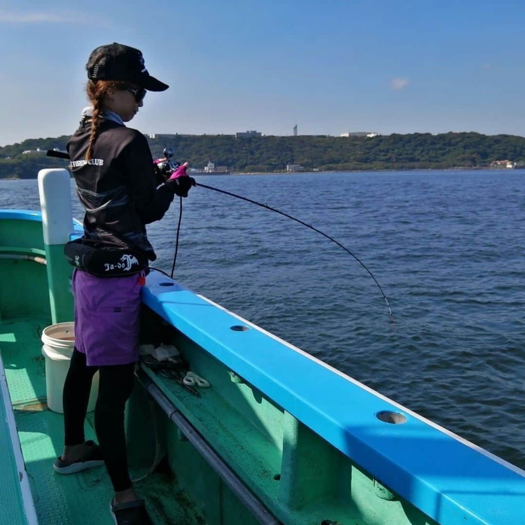 彼方茜香さんのインスタグラム写真 - (彼方茜香Instagram)「ドラゴン太刀魚♥ 東京湾の129cmのドラゴン級太刀魚釣りましたー‎|•'-'•)و✧ それどころか100cmオーバー6本！ トータル20本のタチウオ釣りましたー！！ タチウオテンヤ釣りたーのーしー！ 楽しすぎて肩壊しましたー(笑) でもまたすぐ行きます(▭-▭)✧  #タチウオテンヤ  #50号  #紫ゼブラアタリ日  #平作丸  #膝神師匠に感謝  #東京湾  #sarynfishing」8月6日 9時49分 - serikaochikata