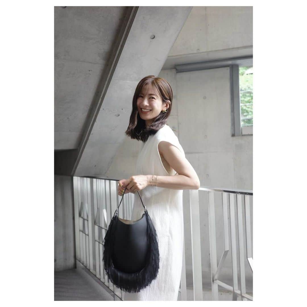 高垣麗子さんのインスタグラム写真 - (高垣麗子Instagram)「* マネージャーにJ&M DAVIDSONの新作bagの魅力を伝えているところ✨  揺れ動くフリンジも、ポーチ付きで使いやすいところも、凄く好きだ✨  ワンピースはSACRA  久しぶりに事務所でお仕事しています𓂃𓂃  * #outfit  #jandmdavidson  #sacra」8月6日 10時15分 - reikotakagaki