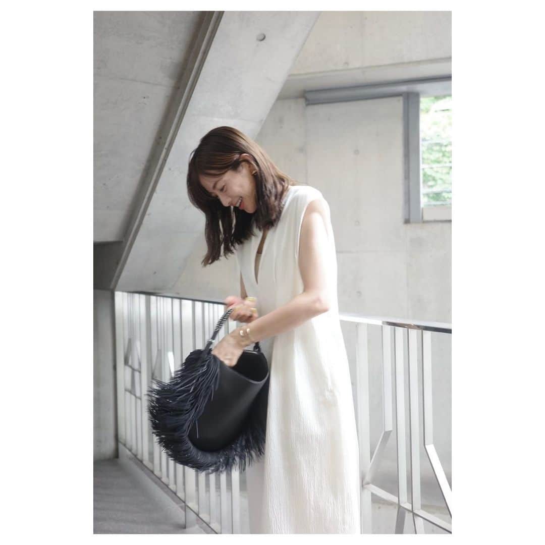高垣麗子さんのインスタグラム写真 - (高垣麗子Instagram)「* マネージャーにJ&M DAVIDSONの新作bagの魅力を伝えているところ✨  揺れ動くフリンジも、ポーチ付きで使いやすいところも、凄く好きだ✨  ワンピースはSACRA  久しぶりに事務所でお仕事しています𓂃𓂃  * #outfit  #jandmdavidson  #sacra」8月6日 10時15分 - reikotakagaki