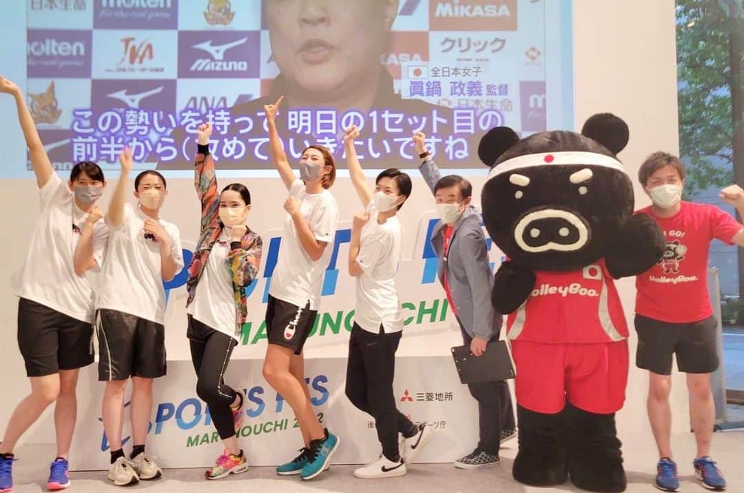 狩野舞子さんのインスタグラム写真 - (狩野舞子Instagram)「・ 今回の3v3には色んな人が来てくれて嬉しかったのです🥺🙌  世界バレーとのコラボで、TBS土井アナウンサーの実況🎤！！ 南波アナウンサーは3v3に出場して盛り上げてくださいました🤗 バレブーも駆け付けてくれたよー❤️  そして、チームWoman's waysは レイさん、マスさん、良介さん、瑞希🎉 さすがトップアスリート集団！！ バレー経験0なのに抜群の運動神経&センスで、なんと決勝まで勝ち上がりました😳 これには正直私もびっくり😳笑 3v3だからこそ競技や年齢、性別を超えて生まれた決勝戦だったなと思います🏐 みんながバレーを楽しんでる姿、本当に嬉しかったです😭  最後は、八王子実践4人揃ったよ📷の1枚笑 ななさん、裕子はドリームチームとして参加してくれて、優花は優勝チームの一員だったんだけど、最後のスペシャルマッチに飛び入り参加してもらいました😎🙌 同じくらい日焼けしてたね？笑  バタバタしていて参加チームの皆さん全員と写真撮れなかったのが残念ですが、また開催する際はぜひ参加していただけると嬉しいです🥰 3v3、どんどん広げて行けるように頑張ります💪💪💪 ・ #marunouchisportsfes2022  #バレーボール #3v3 #世界バレー #womansways #八王子実践バレー部」8月6日 11時39分 - kanochan715