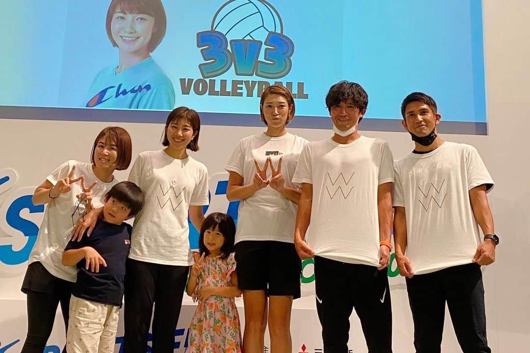 狩野舞子さんのインスタグラム写真 - (狩野舞子Instagram)「・ 今回の3v3には色んな人が来てくれて嬉しかったのです🥺🙌  世界バレーとのコラボで、TBS土井アナウンサーの実況🎤！！ 南波アナウンサーは3v3に出場して盛り上げてくださいました🤗 バレブーも駆け付けてくれたよー❤️  そして、チームWoman's waysは レイさん、マスさん、良介さん、瑞希🎉 さすがトップアスリート集団！！ バレー経験0なのに抜群の運動神経&センスで、なんと決勝まで勝ち上がりました😳 これには正直私もびっくり😳笑 3v3だからこそ競技や年齢、性別を超えて生まれた決勝戦だったなと思います🏐 みんながバレーを楽しんでる姿、本当に嬉しかったです😭  最後は、八王子実践4人揃ったよ📷の1枚笑 ななさん、裕子はドリームチームとして参加してくれて、優花は優勝チームの一員だったんだけど、最後のスペシャルマッチに飛び入り参加してもらいました😎🙌 同じくらい日焼けしてたね？笑  バタバタしていて参加チームの皆さん全員と写真撮れなかったのが残念ですが、また開催する際はぜひ参加していただけると嬉しいです🥰 3v3、どんどん広げて行けるように頑張ります💪💪💪 ・ #marunouchisportsfes2022  #バレーボール #3v3 #世界バレー #womansways #八王子実践バレー部」8月6日 11時39分 - kanochan715