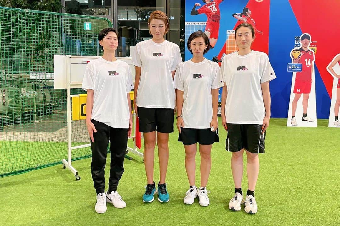 狩野舞子さんのインスタグラム写真 - (狩野舞子Instagram)「・ 今回の3v3には色んな人が来てくれて嬉しかったのです🥺🙌  世界バレーとのコラボで、TBS土井アナウンサーの実況🎤！！ 南波アナウンサーは3v3に出場して盛り上げてくださいました🤗 バレブーも駆け付けてくれたよー❤️  そして、チームWoman's waysは レイさん、マスさん、良介さん、瑞希🎉 さすがトップアスリート集団！！ バレー経験0なのに抜群の運動神経&センスで、なんと決勝まで勝ち上がりました😳 これには正直私もびっくり😳笑 3v3だからこそ競技や年齢、性別を超えて生まれた決勝戦だったなと思います🏐 みんながバレーを楽しんでる姿、本当に嬉しかったです😭  最後は、八王子実践4人揃ったよ📷の1枚笑 ななさん、裕子はドリームチームとして参加してくれて、優花は優勝チームの一員だったんだけど、最後のスペシャルマッチに飛び入り参加してもらいました😎🙌 同じくらい日焼けしてたね？笑  バタバタしていて参加チームの皆さん全員と写真撮れなかったのが残念ですが、また開催する際はぜひ参加していただけると嬉しいです🥰 3v3、どんどん広げて行けるように頑張ります💪💪💪 ・ #marunouchisportsfes2022  #バレーボール #3v3 #世界バレー #womansways #八王子実践バレー部」8月6日 11時39分 - kanochan715