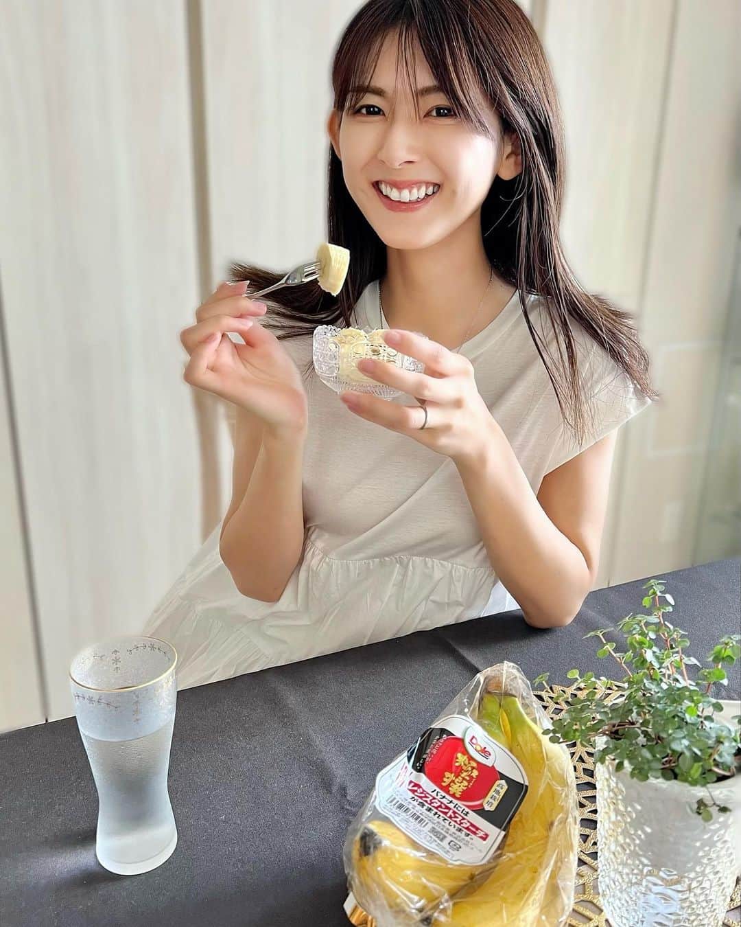 井上麻衣さんのインスタグラム写真 - (井上麻衣Instagram)「朝食時や小腹が空いたおやつ時に食べてるバナナ🍌 子供たちも大好きなので一房は絶対ストックしてるの😳  #ドールバナナ 🍌には最近話題の”レジスタントスターチ"が含まれていて この成分は『お腹(腸内環境)が整う』効果が期待されるみたい！  ドール @dole.sunshine.jpでは『バナ活』として１日２本キャンペーンを していて 私も１日２本食べるようにしてるよっ💓  腹持ちもいいし、モデル現役時代から 大変お世話になっています🙇‍♀️✨✨  バナ活キャンペーン✨→ https://www.dole.co.jp/special/banakatsu/ バナ活に関する情報はDoleさんのアカウントをチェックしてみてください♪　 @dole.sunshine.jp  . . . . #朝食#朝食バナナ#小腹#おやつ #子供のおやつ#ドールバナナ#スッキリ PR #Doleバナ活1日2本#レジスタントスターチ」8月6日 12時33分 - mai_inoue