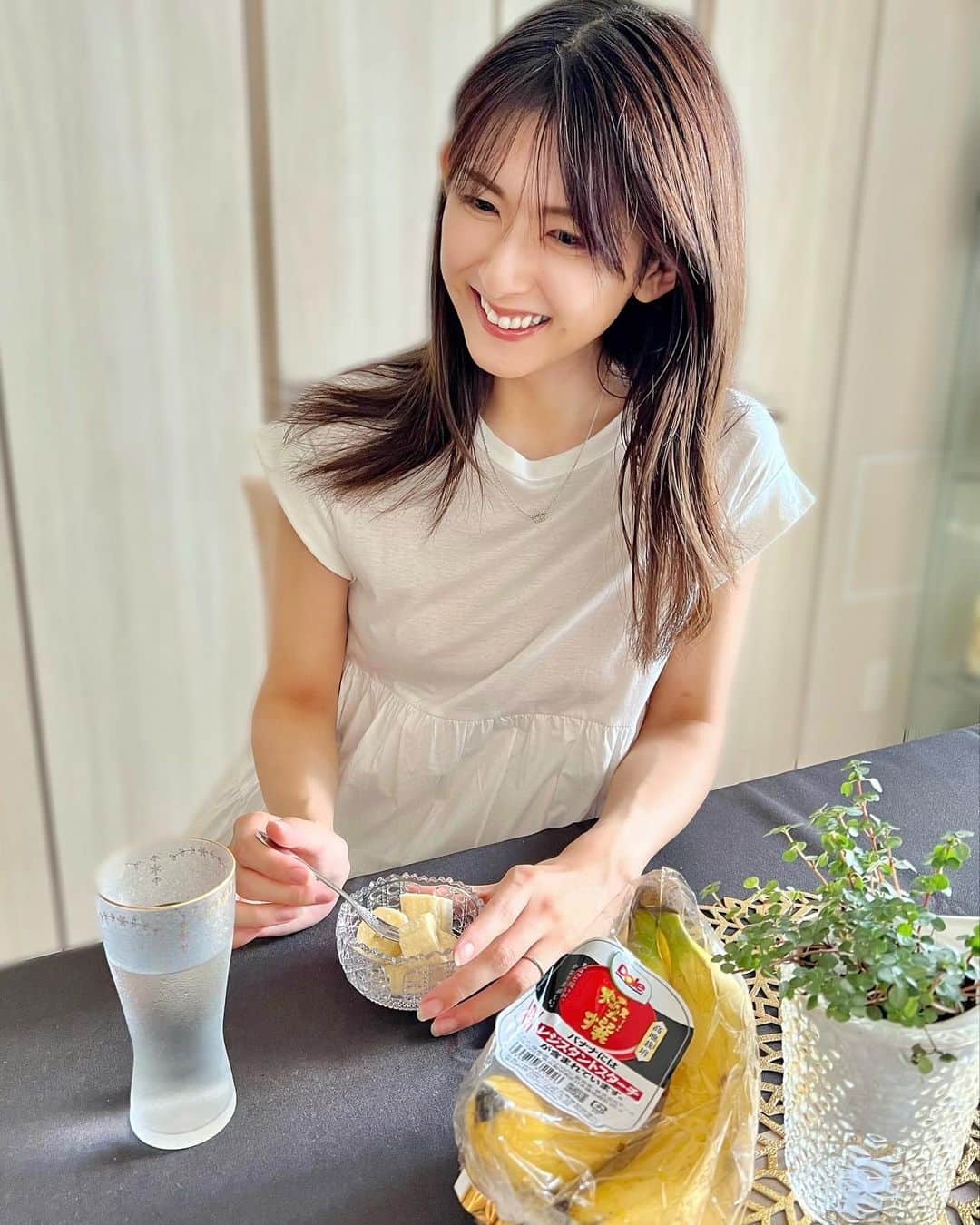 井上麻衣さんのインスタグラム写真 - (井上麻衣Instagram)「朝食時や小腹が空いたおやつ時に食べてるバナナ🍌 子供たちも大好きなので一房は絶対ストックしてるの😳  #ドールバナナ 🍌には最近話題の”レジスタントスターチ"が含まれていて この成分は『お腹(腸内環境)が整う』効果が期待されるみたい！  ドール @dole.sunshine.jpでは『バナ活』として１日２本キャンペーンを していて 私も１日２本食べるようにしてるよっ💓  腹持ちもいいし、モデル現役時代から 大変お世話になっています🙇‍♀️✨✨  バナ活キャンペーン✨→ https://www.dole.co.jp/special/banakatsu/ バナ活に関する情報はDoleさんのアカウントをチェックしてみてください♪　 @dole.sunshine.jp  . . . . #朝食#朝食バナナ#小腹#おやつ #子供のおやつ#ドールバナナ#スッキリ PR #Doleバナ活1日2本#レジスタントスターチ」8月6日 12時33分 - mai_inoue