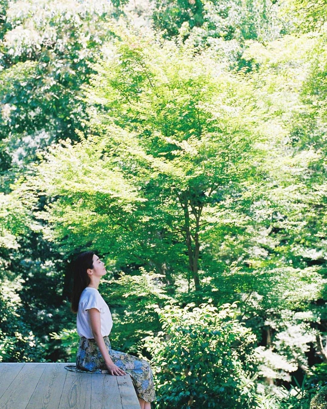 高橋春織さんのインスタグラム写真 - (高橋春織Instagram)「.  姉にアングル指示して撮ってもらった...🍃笑  よく似てると言われます🦥  #haofilm #kyoto」8月6日 14時44分 - haoringo_official