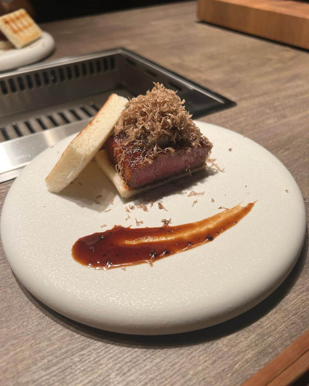 山田菜々さんのインスタグラム写真 - (山田菜々Instagram)「少し前に愛菜と @ushigoro_yakiniku へ🍽  どのお肉もどのお肉の食べ方も美味しかった🥹♡ あと白ブドウとみかんのドリンクまでも美味しかったな〜〜🍇🍊  18歳の頃から知ってる愛菜も同い年だから次で30歳〜〜☺️🫶笑 こんな贅沢なごはんを一緒に食べたのは初めての夜でした🙈♡  #ushigoro #ushigoros #新宿」8月6日 14時58分 - tannana.yamada