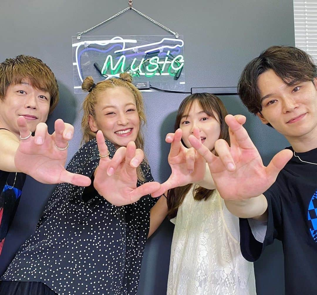 西山茉希さんのインスタグラム写真 - (西山茉希Instagram)「I really love you.  #🤟 #手話 #ご縁 #handsign  @handsign_shingo  @handsign_tatsu  @hand_sign  @sakura_9943   YouTubeコラボでおしゃべりさせてもらいました。  一緒に手話歌もさせてもらいました。  素敵な一日をありがとうございました🌈🎶🌈  #YouTube #俺流チャンネル」8月6日 16時08分 - maki.nshiyama50