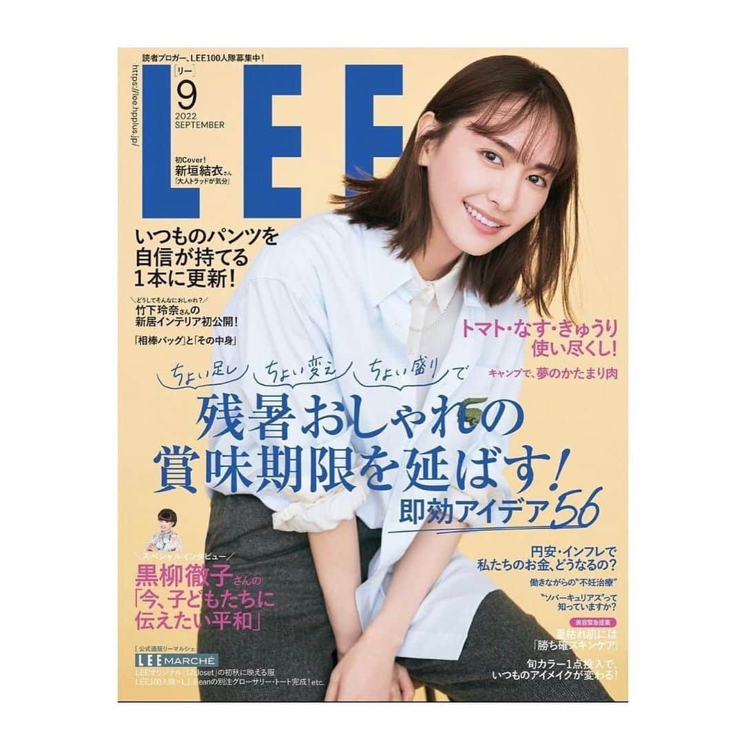 浜島直子さんのインスタグラム写真 - (浜島直子Instagram)「LEE9月号の、黒柳徹子さんスペシャルインタビュー『今、子どもたちに伝えたい"平和”』にて、8年ぶりに徹子さんにお会いしました。 (お変わりなくお元気で、優しくて、「あなたに最後に会ったのはお腹がパンパンで産まれそうな時だったわねぇ！お子さん何歳になったの？」と、覚えていてくださって、感激！✨)  徹子さんが小学校2年生の時、戦争が始まったそう。 まさに、今の息子と同じ年齢の時です。  食べるものもなく、1日の食べ物はお母さんから渡された15粒の大豆。  徹子さんはおっしゃいます。 「私にとって戦争は、食べ物がなくなることだったわね」  もし息子だったら、大豆15粒を渡した瞬間どんな顔をするだろうか、 どんな風に私を見つめるだろうか、、、  インタビュー中、そう考えただけで胸が張り裂けそうでした。  「学校でも防空壕に隠れながら、うちに帰って家が焼けていたらどうしよう。 お父さまやお母さまが死んでいたら、どうすればいいんだろうって、いつも考えていました。 私たちは、そういう毎日を過ごしていたんです」  次の瞬間も、次の瞬間も、死ぬことがすぐ隣にある。 そんな状況に、なぜならなければならないのか。  テレビのニュースを見て、時々息子が私に聞いてきます。 「大人はケンカしちゃいけないって言うくせに、どうして戦争してるの？」 「戦争したら、どうなるの？何かいいことあるの？」 「戦争、やめちゃえばいいのに、なんでやめないの？」  そうだよね、矛盾してるよね。。。 いつも真っ直ぐな息子の目に圧倒され、答えに困ります。  今こそ、徹子さんの言葉を今一度きちんと心に留めておきたい。 ご自身も戦争の体験をされ、また、ユニセフ親善大使として1984年から40カ国近くの国を訪れた徹子さんの言葉。  そして、戦争は嫌だと自由に発言できる世の中でなければいけない。  1人でも多くの方に読んでいただきたい特集ページです。  戦争は、絶対に反対です。 ・ @tetsukokuroyanagi  @kazuyoshi_shimomura  @magazinelee  ・ #LEE9月号 #magazinelee  #leeweb  #黒柳徹子　さん #スペシャルインタビュー #今子どもたちに伝えたい平和」8月6日 16時40分 - hamaji_0912