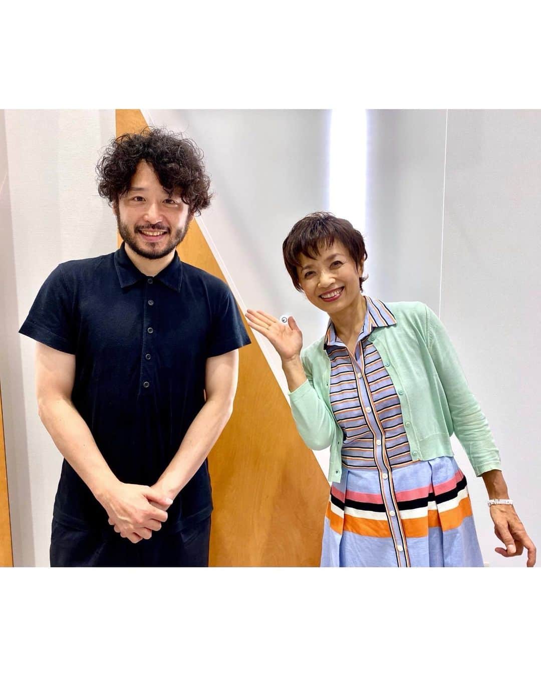 榊原郁恵さんのインスタグラム写真 - (榊原郁恵Instagram)「. みなさーん❗️田臥勇太選手ですよ〜❣️🤗きゃっほー❣️ 今夜のエフヨコ『 #虫の知らせ 』に今　バスケはオフシーズンという事で来て下さいました😆 会いたかった方なので超嬉しかった〜！NBAプレーヤーとして大活躍されそして今なお日本で現役活躍中！ あのね、NBAの平均身長196㎝、現在NBAで活躍してる日本人選手・八村塁選手203㎝、渡邉雄太選手206㎝。そして田臥勇太選手は173㎝‼️ 身長差はあまり感じず、逆に小柄な自分だからこそ出来る事があって、身長の低さはデメリットに感じなかったって❗️ お話を伺ってても　とてもポジティブ❣️真面目な好青年❣️🤗 やっぱり田臥勇太選手は素敵💕な方でした❣️ ラジオにはなかなか出られないという事なので…とっても貴重ですよ〜❣️❣️ 是非　聴いてねー❣️  19:00〜 radikoでもお聴き頂けます✨ 《HP》radiko.jp  #fmyokohama #バスケットボール #NBA #田臥勇太  #並木良和 #榊原郁恵」8月6日 16時57分 - sakakibara.ikue