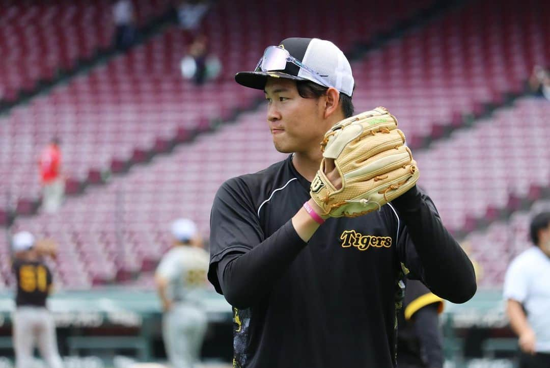 阪神タイガースさんのインスタグラム写真 - (阪神タイガースInstagram)「8月6日広島戦、本日の試合前練習の様子です！ #島本浩也 選手 #藤浪晋太郎 選手 #加治屋蓮 選手 #及川雅貴 選手 #梅野隆太郎 選手 #熊谷敬宥 選手 #メルロハスjr 選手 #カイルケラー 選手 #仲野伸洋 トレーナー #浜地真澄 選手 #岩貞祐太 選手 #阪神タイガース  #広島東洋カープ  #8月6日  #ピースナイター2022  #野球ができる平和に感謝」8月6日 17時21分 - hanshintigers_official