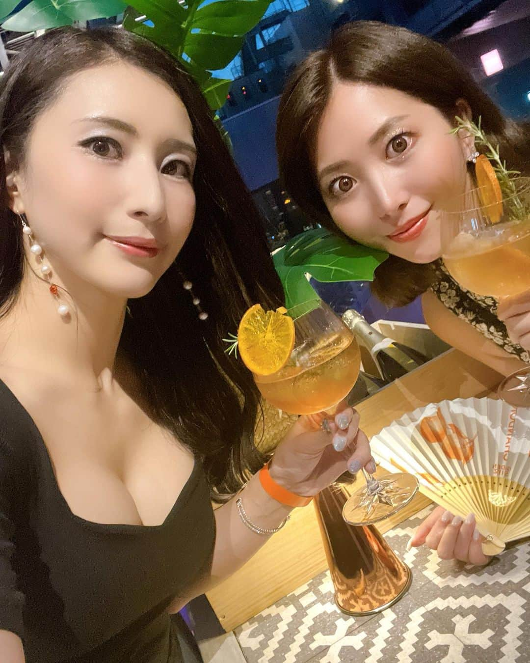 青山千夏さんのインスタグラム写真 - (青山千夏Instagram)「ともちんとCelavi Tokyoへ🌙 シャンドンのガーデンスプリッツめちゃ飲みやすくて美味しい〜🍹✨  昼間の景色も綺麗だけど、夜はまた違った趣でとても良かった.ᐟ‪‪.ᐟ  #celavi  #celavitokyo  #chandon  #chandongardenspritz  #chanpagne  #nightview  #セラヴィ #セラヴィ東京  #シャンパン  #夜景」8月6日 17時41分 - chinatsu_aoyama0819