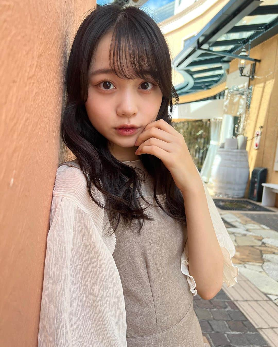 林芽亜里さんのインスタグラム写真 - (林芽亜里Instagram)「🎀 ⁡ 最近思うこと。 ⁡ 夏に外を歩いている方達みんな暑そうに見えない!!!! ⁡ 私もそう見えてるのかな?🤣 （私の心は｢暑い｣でいっぱいだけど、、笑） ⁡ この写真を撮ってる時も暑いでいっぱいでした🙊 ⁡ かき氷たべたぁ〜い！！！🍧 ⁡ #林芽亜里」8月6日 18時31分 - meari__hayashi