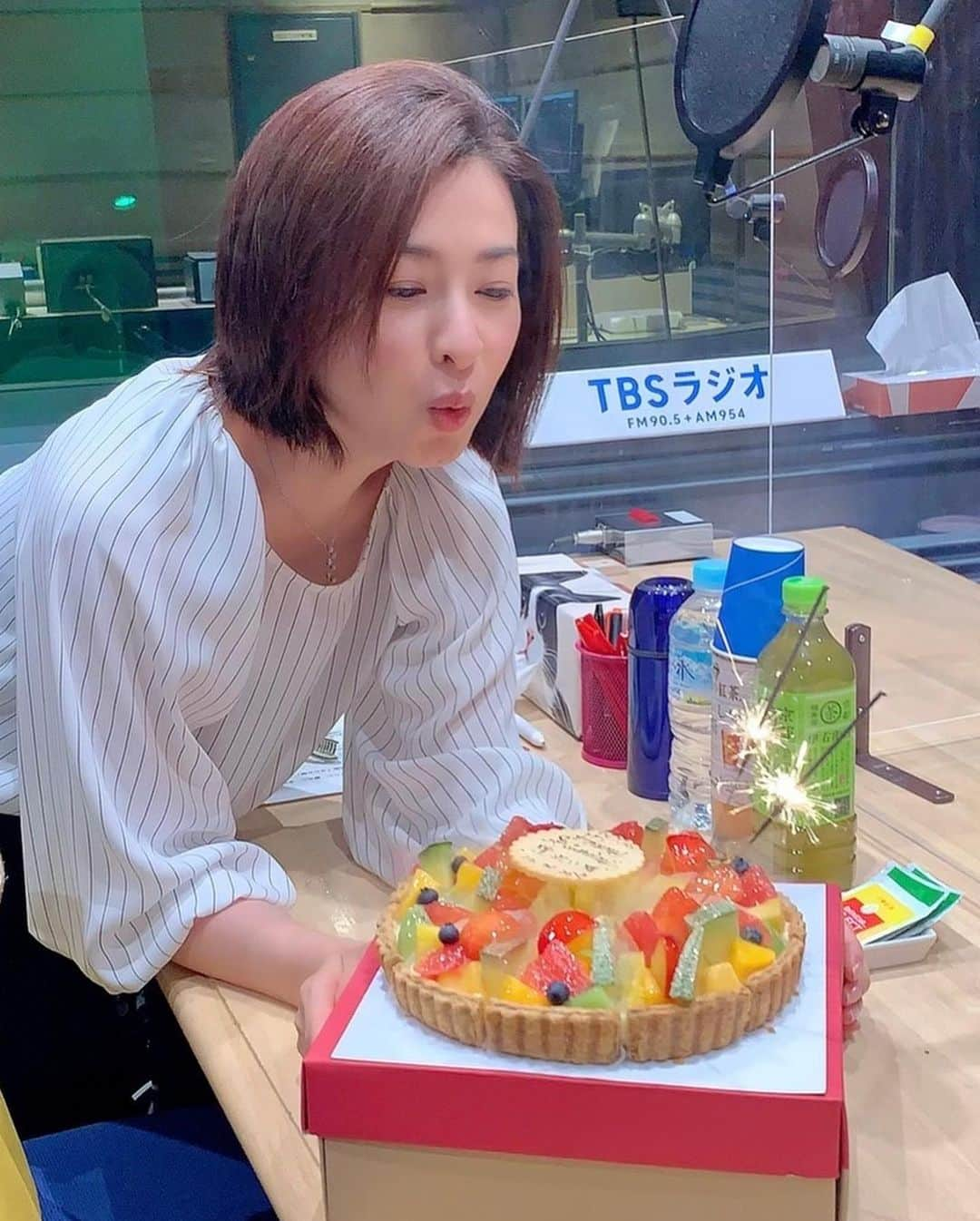 檀れいさんのインスタグラム写真 - (檀れいInstagram)「🌹🌹  お誕生日2022🎂✨  8月4日は私のお誕生日でした✨  お仕事の仲間、お友達、知人、 宝塚時代からのファンのみんな！ 素敵な皆さんから温かなお祝いを！ メッセージを！たくさん頂きました✨  そのなかで、 「また新しいれいさんの始まりです」 「マイペースマイウェイで明るく楽しく〜」とメッセージを頂きました✨ その通りです🤩 また新しい自分‼️ 新しく生まれ変わった気持ちで マイペースマイウェイ‼️ これからの人生を歩んでいきます✨  サプライズでお祝いしてくれた ラジオの皆さん✨  抱えきれない程の百合をプレゼントしてくれた黒ちゃん✨  折り紙で花束を作ってくれたおチビ！ などなど〜  本当に皆さんありがとうございました💖 心から感謝しております✨  そして、以前番組でお伺いした 発酵食品のお店の商品と共に、 Ｍ－１のエントリーシートを記入して プレゼントしてくれた MYマネージャーの皆さん笑笑💦  私もいよいよ、かよちゃん（大久保佳代子さん）とコンビデビューでしょうか⁉️  あの思い出のかんずりさきいかを食べながら、大急ぎでネタを考えないとです！😅  いやいやその前に かよちゃんに「Ｍ－１どーする？」って 聞かないとね💦あはは✨  かよちゃんれいちゃんをご存知ない方は、 いつぞやの「かりそめ天国」をどーぞ✨  最後に同じ8月4日生まれの皆さん💖  お誕生日おめでとうございます💐  共に素敵な1年に致しましょうね🌈✨  檀れい🌹  #檀れい #reidan #8月4日 #お誕生日 #皆さんありがとう #お祝い #サプライズ #tbsラジオ #黒田啓蔵 さん #折り紙花束 #檀スタグラム」8月6日 18時58分 - danrei_official