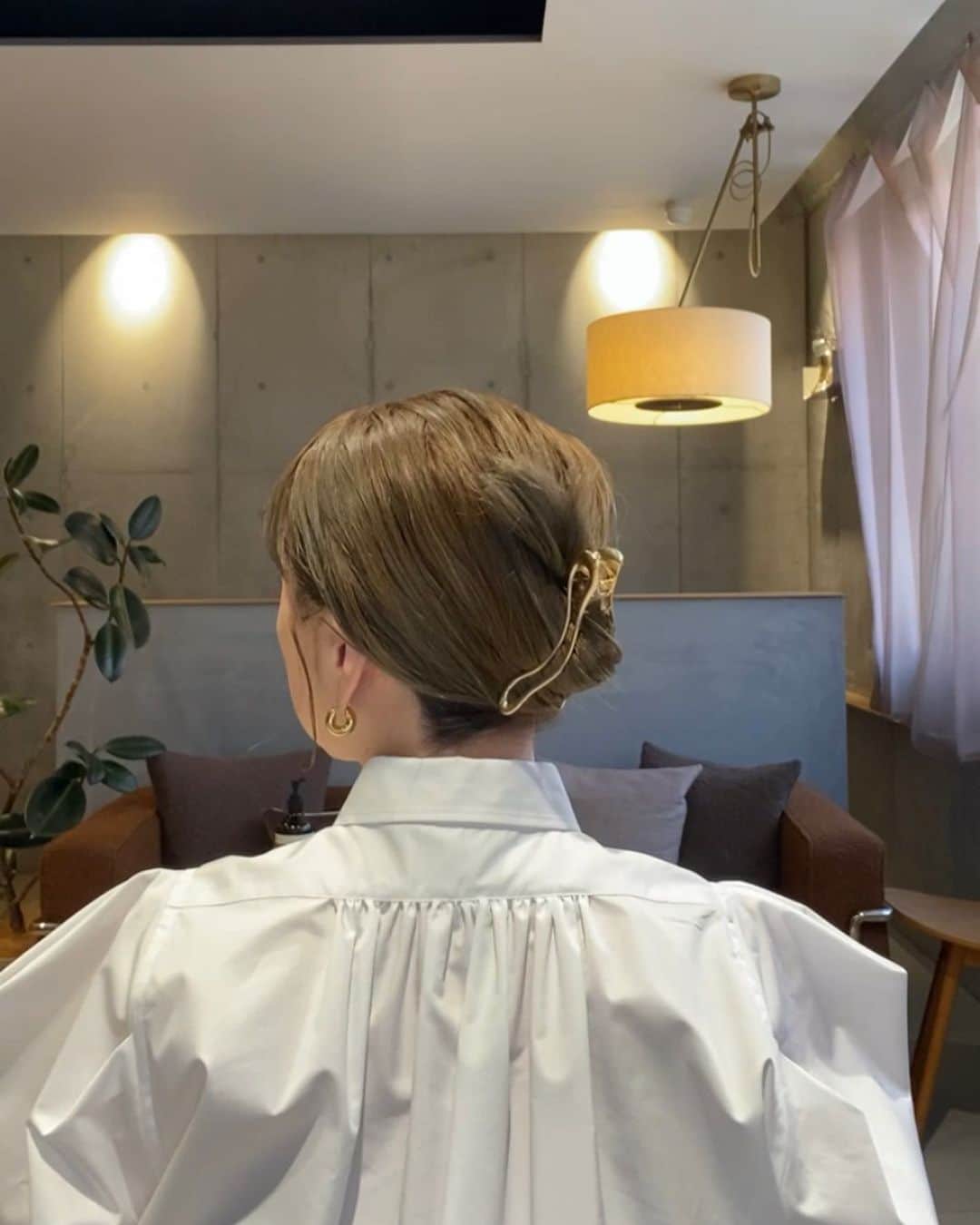 土田瑠美さんのインスタグラム写真 - (土田瑠美Instagram)「ANEMONEのメタルウェーブフレームクリップを使ってアレンジ。  シンプルなのに 付けるだけでオシャレでスタイリッシュに見えて とっても可愛い◎  シンプルアレンジ→まとめ髪→顔周りのスタイリングの順の動画です！  ヘアアクセサリーの詳細は 全国アネモネ店舗、又は @anemone_official  トップ画 SANPO online storeより是非ご覧ください🤍  スタイリング剤→  @oway.jp_official  ウォーターレジン スカルプティングミスト  ヘアアイロン→ @createion ×Rumi "nuance hair arrange"」8月6日 19時59分 - ru0711