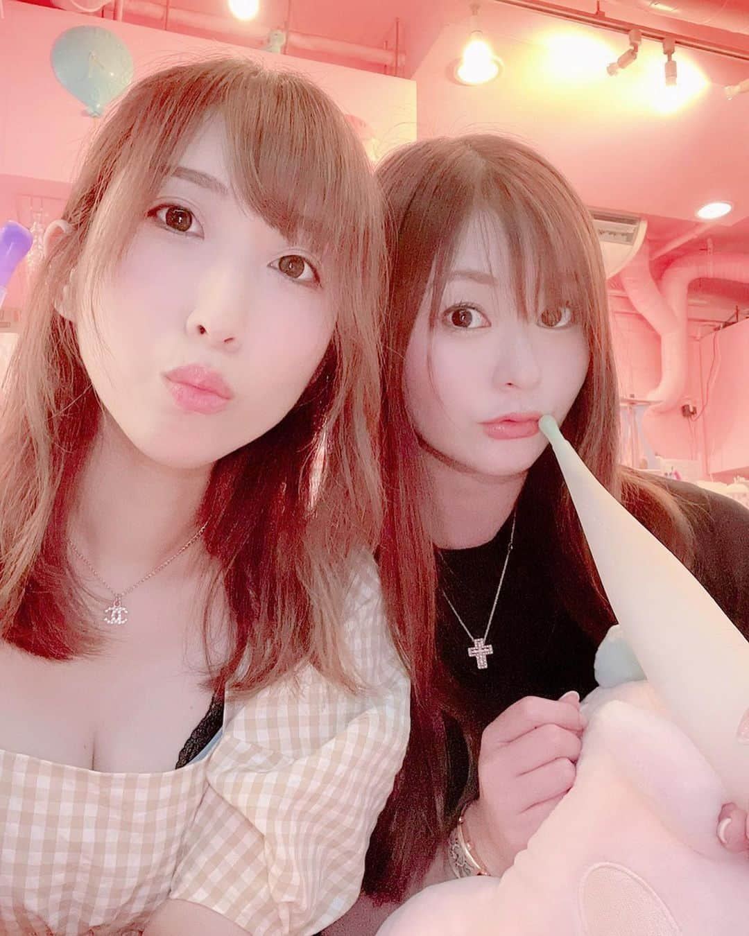 葵百合香（八田愛梨）さんのインスタグラム写真 - (葵百合香（八田愛梨）Instagram)「先日の夢カワシーシャ💕 りなちと遊ぶ時肉→シーシャ！ の流れが自然と出来上がってる😇✨ #葵百合香 #彩奈リナ #AV女優 #セクシー女優 #高身長 #巨乳 #熟女 #人妻 #エッチなお姉さん #シーシャ #チルすたぐらむ」8月6日 20時02分 - aoi_yurika