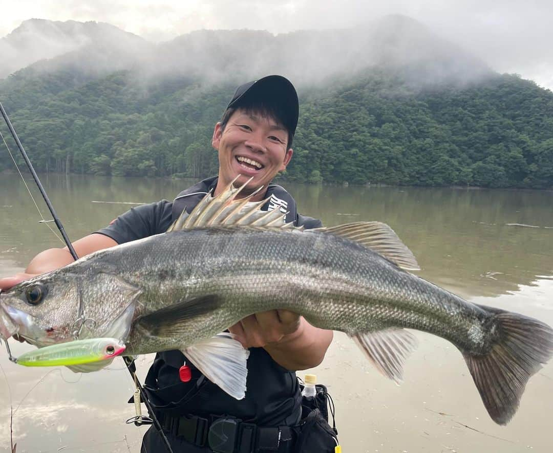 あさいあみさんのインスタグラム写真 - (あさいあみInstagram)「YouTube あみちゃんのもっと釣りたい🎣 ⁡公開しました❣️❣️  今回は尾山さんとおかっぱりシーバスゲーム🎣 久しぶりのすすぎちゃーーーん🫶 会いたかったよぉ〜❣️❣️ トップゲームってなんでこんなおもろいんだ！😍😍😍  DUELのLブルーシリーズのトップでも色んな種類や誘いができるから１日中トップで遊べるなんて最高やん❣️  おやまじゃぱんが、しっかり楽しんでくれてます🎣  あっ、、私の釣果は、、、  ⁡   #asian#Japanese#girl#instagood#ig_japan#ガチ釣りガール#釣りガール#釣り好き#ガチ釣り#アングラードル#duel#hardcore#yozuri#チームduel #あみちゃんのもっと釣りたい#あみ釣り#あさいあみ #fishing #fishinggirls#shimano# #zeque #釣り#낚시여자#갂시좋아#YouTube#兵庫県#円山川#シーバス#オカッパリ」8月6日 20時30分 - asai_ami