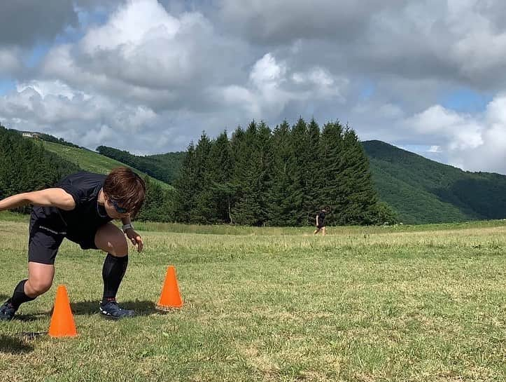 小平奈緒さんのインスタグラム写真 - (小平奈緒Instagram)「8月といえば夏のお祭り時期ですが、今の時期の私は、全身の筋肉がお祭りです🎆  チーム限定で毎年行なっている「技術討論会」も、最後の発表が終わりました💻 ここにきて、これまでの過程を紐解くように色々なことが分かってきました。 それを10月に氷上で証明できるのか、己への挑戦の日々真っ最中です。 自分で決意した時間なので、〆切までに作品を仕上げます🙌  最近、何故こんなにも純粋にスケートに打ち込めてきたのだろうと考えることがあります。 それは、私に向けられているその殆どが、「期待」ではなく「応援」だからなのだと思うようになりました。  そういえば、所属の相澤病院を始め、今お世話になっているスポンサーの方々はあまり「期待しています」とは言わない人が多いなぁと。 だから、良い時も悪い時も「応援」をし続けてくださったのだと。  期待に応えられることは少ないけれど、応援には100%応えられる自信があります。 選手ではなくなった時、改めて「応援」を感じる時が来るような気がしています。 私も応援の輪を繋げられる人でいられるよう、沢山の応援を受け取りながら心磨いていきます💫  #スピードスケート #Sponsored #Supported #相沢病院 #信州大学 #OAKLEY #2XU #JA全農長野 #Mazda #甲信マツダ #応援は続く #応援は繋がる」8月6日 20時32分 - nao.kodaira