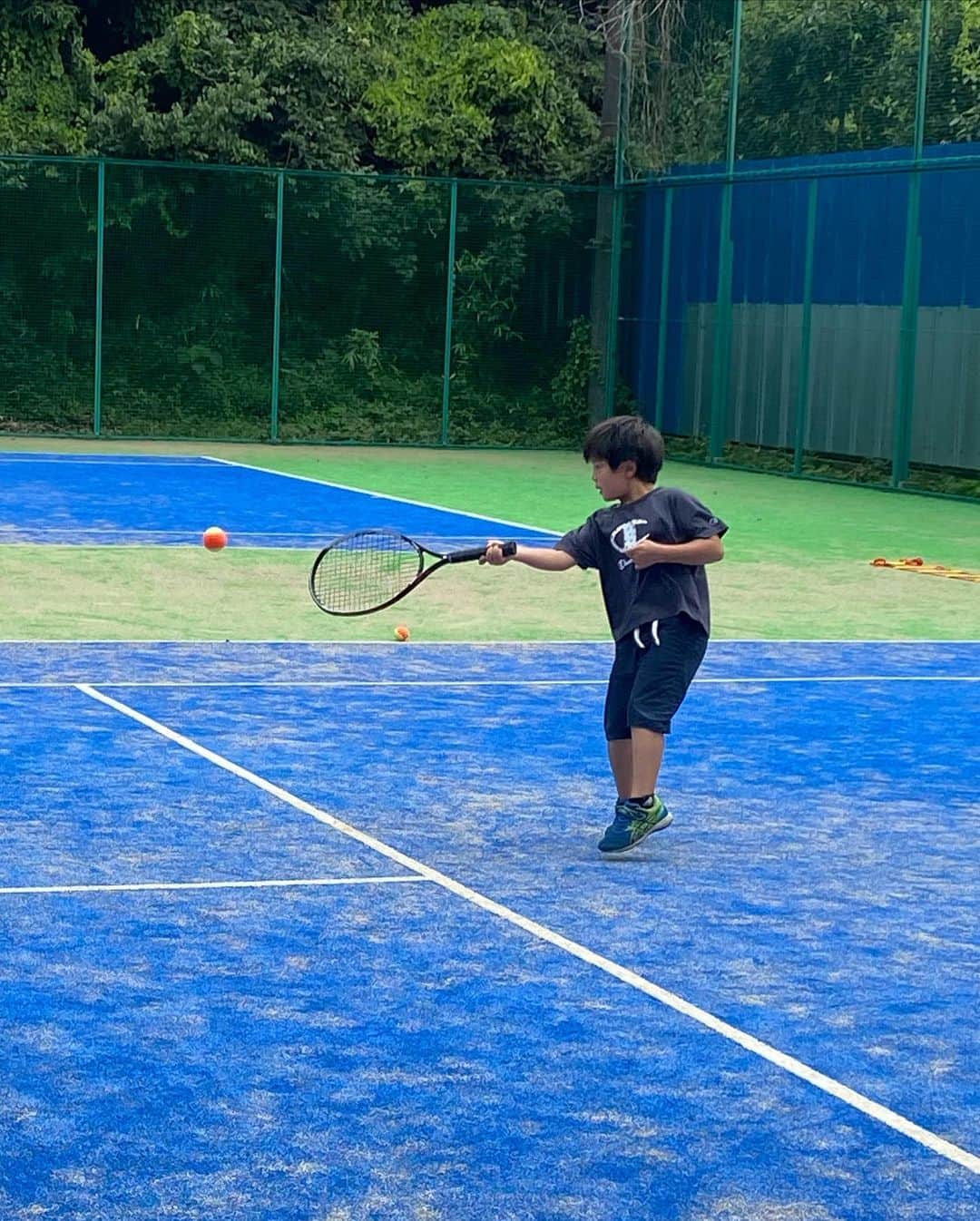 潮田玲子さんのインスタグラム写真 - (潮田玲子Instagram)「ななななーーーんと！ 大好きな @aisugiyamaofficial さんと一緒にテニス体験させて頂きましたー🤣🤣🤣🙏 チビ達もはじめてのテニス体験だったのですが、愛さんの教え方、盛り上げ方が上手で楽しく体験できました😂🙏 もう愛さんとテニスができるなんて夢のような時間で一番楽しんだのは間違いなく私です🤭🤭🤣  愛さんありがとうございましたー🎾😊☝️ また遊びに行きまーす💕💕💕  #杉山愛さん #テニスレッスン #楽しすぎた #感動と緊張と #素敵な時間 #ありがとうございました」8月6日 21時09分 - reikoshiota_official