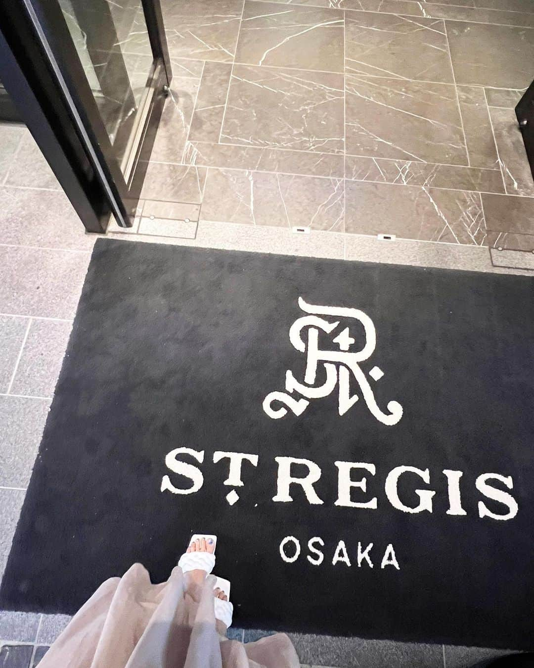 得あゆさんのインスタグラム写真 - (得あゆInstagram)「大阪泊まるならここ！The St. Regis Osaka🫶🏻 @stregisosaka 大阪梅田と心斎橋の間に位置するHotel🤍✨  日頃の疲れを癒しに泊まってきました🤍👏🏻✨  広さはこじんまりとしてるかな？と思いきや、 とても内装も作りもこだわってあり、豪華で🫶🏻😍✨ (インスタ映え！とかを狙ってるHotelに実際行ってみると なんか残念…ってHotelもかなり多くて😭💦)  ここは大阪で胸を張ってBest3にはいる🔥👏🏻！ 大阪でどこのHotelがおすすめかと聞かれたら真っ先に 『セントレジス大阪』って言う🤣✨ 本当に素晴らしいHotelなので大阪に行かれる際は 絶対ここのHotel泊まってほしい🫶🏻🔥！！！！  お部屋、お食事、立地、サービス、どれも 本当に素晴らしいです👏🏻✨  他にもたくさん写真撮ったし← 夜ご飯とかも詳しく載せます❤️  #セントレジス大阪#セントレジス#stregis#thestregis #大阪ホテル#hotel  ・ ・ ・ ・ ・ ・ ・ ・ ・ ・ ・ ・ ・  ・ ・ ・ ・ ・ #大阪#大阪グルメ#大阪観光#大阪旅行#家族旅行#ホテル女子会#ホテルステイ#ホテルディナー#金髪#ドレスアップ#ドレス#おすすめホテル#hotellife#アラサー#アラサー女子#梅田#心斎橋#夜景#umeda#shinsaibashi#記念日#誕生日#dress#子育てママ」8月6日 21時45分 - tokuayu819