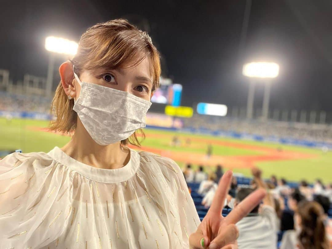 宮崎瑠依さんのインスタグラム写真 - (宮崎瑠依Instagram)「神宮球場へ🏟 ヤクルト-巨人戦を観に行きました⚾️ 今日はほとんど暑くもなく、雨も降らず…とても気持ちの良いナイター観戦だった😙  花火も見られて、夏の神宮サイコーです😍😍😍  なにより我らがジャイアンツの逆転勝利が嬉しかったね🙌🏻  スキップしながら帰っていますw 西尾さんいつもありがとうございます✨  #giants #プロ野球観戦 #神宮球場 #野球観戦 #私はジャイ子」8月6日 21時52分 - ruimiyazaki