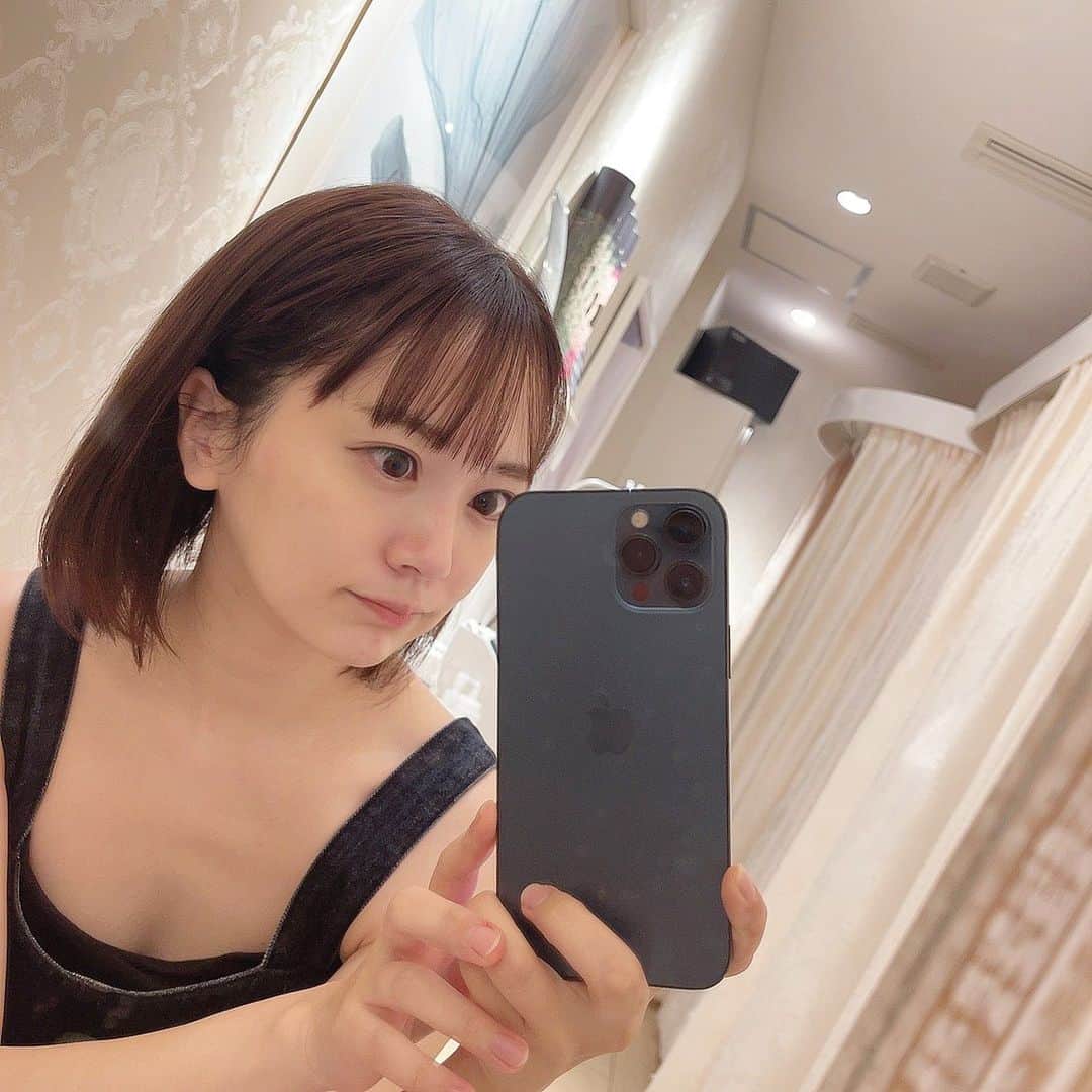 浜田翔子さんのインスタグラム写真 - (浜田翔子Instagram)「久々のハイフをうけてきました✨💆‍♀️  妊娠中、授乳中はできなかったので 2年ぶりかな？ハイフは今まで小顔効果が凄いあると感じた美容だったのでやっとうけれた✨  1枚目マッサージ後なんだけど目の開きが違った‼︎  私はフェイスラインのたるみとほうれい線が気になるのでそこに効くように。頬がコケるのは嫌なので相談し、 その人に合ったやり方で オーダーメイド施術してくれます。  EMSも 初デンキバリブラシも凄い良かった✨  顔のリフトアップ+肩も鎖骨がでてた‼︎ 1週間後からも効果みられやすいみたい。  医療ハイフだとお値段も結構高いので これだと通いやすいかなと思います✨  気持ちもいいのに 一回で効果が凄いなと実感したので 通いたいな... 銀座三越から凄い近くなとこもいいです😌  PR @beaul.ginza #ビュール銀座 #銀座サロン #オーダーメイドエステ #デザインハイフ #美肌フェイシャル」8月6日 22時03分 - shoko_hamada