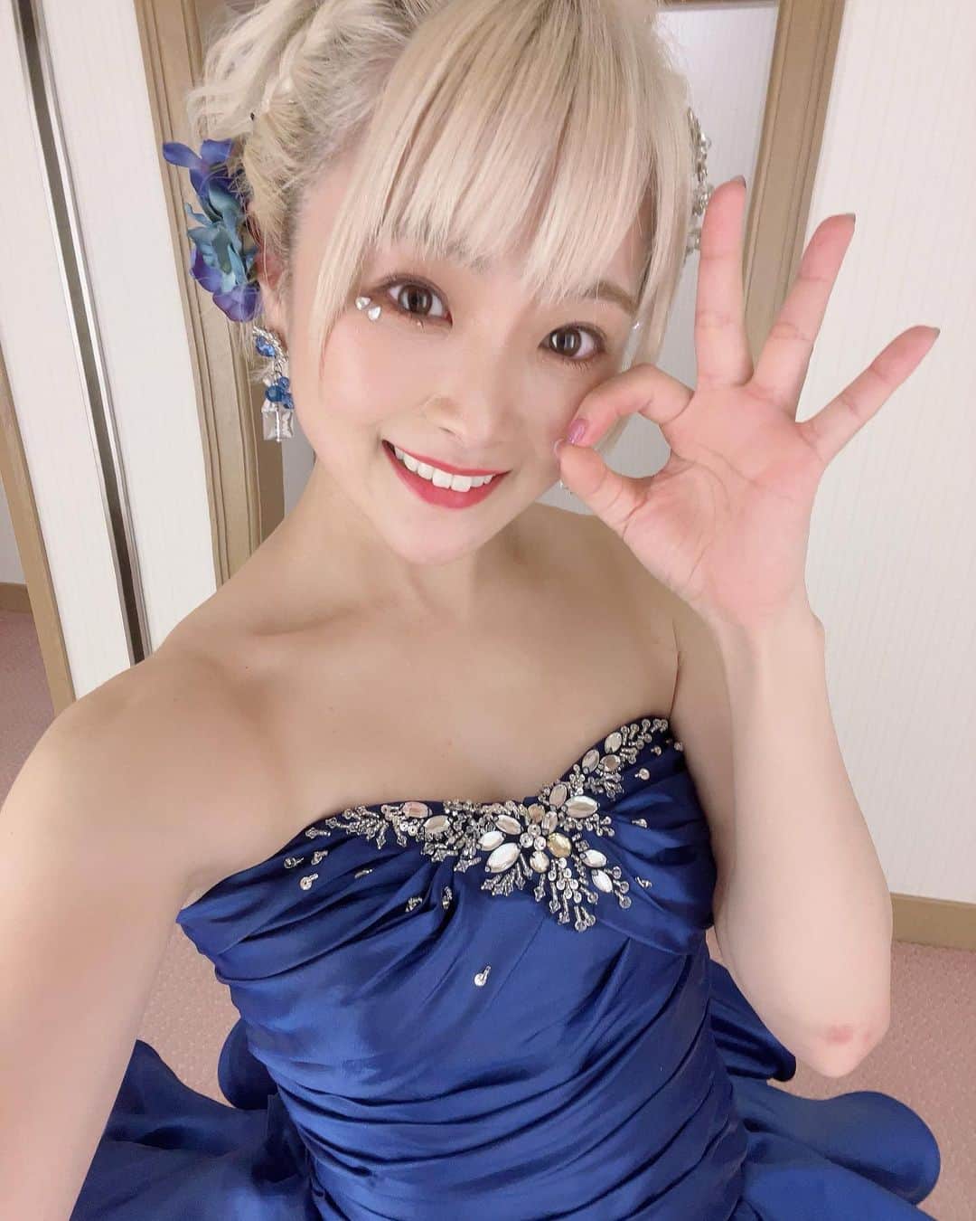 万喜なつみさんのインスタグラム写真 - (万喜なつみInstagram)「青、、好きかも💙  ドレス着るだけで女の子は可愛くなれるんだ🥹✨ とっても幸せでした！！  #なつぽい #ぽい族 #stardom #ファンミ #女子プロレス」8月6日 22時05分 - natsumi_poi
