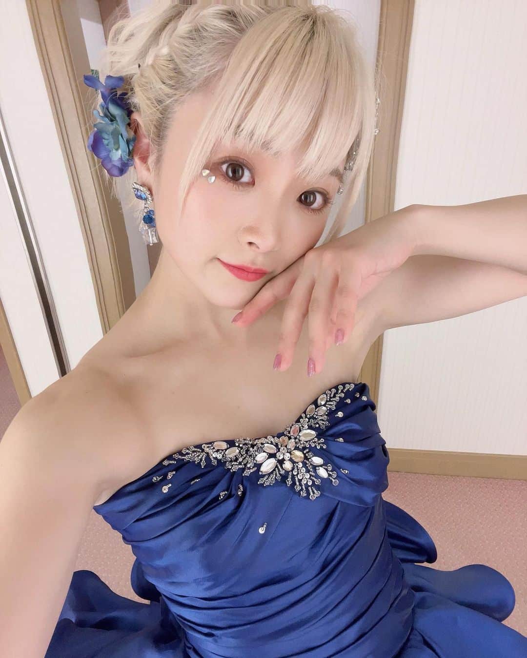 万喜なつみさんのインスタグラム写真 - (万喜なつみInstagram)「青、、好きかも💙  ドレス着るだけで女の子は可愛くなれるんだ🥹✨ とっても幸せでした！！  #なつぽい #ぽい族 #stardom #ファンミ #女子プロレス」8月6日 22時05分 - natsumi_poi