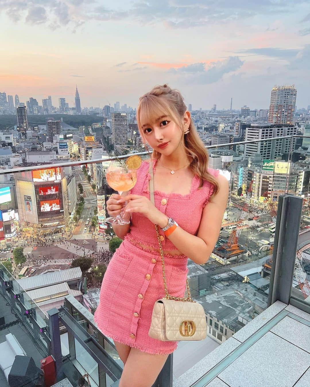 SHIHOさんのインスタグラム写真 - (SHIHOInstagram)「. . CHANDON GARDEN SPRITZ PARTY🍊🧡 . 夕日がとーっても綺麗だったの⭐️ . .   @celavitokyo にて行われた PARTYに参加してきました✌️❤︎❤︎ . 美味しいドリンクとお食事🍾 ご馳走様でした(*´───`*)💗 . . . この日のコーデは🍑🤍 SET UP❤︎ @mignon.ange_ です！ . . .」8月6日 22時25分 - cham_pipi