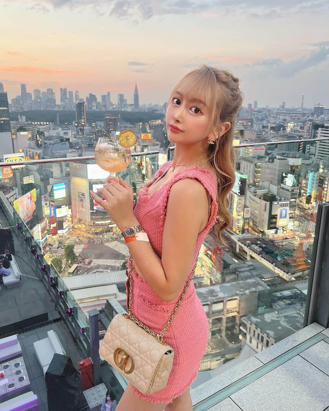 SHIHOさんのインスタグラム写真 - (SHIHOInstagram)「. . CHANDON GARDEN SPRITZ PARTY🍊🧡 . 夕日がとーっても綺麗だったの⭐️ . .   @celavitokyo にて行われた PARTYに参加してきました✌️❤︎❤︎ . 美味しいドリンクとお食事🍾 ご馳走様でした(*´───`*)💗 . . . この日のコーデは🍑🤍 SET UP❤︎ @mignon.ange_ です！ . . .」8月6日 22時25分 - cham_pipi