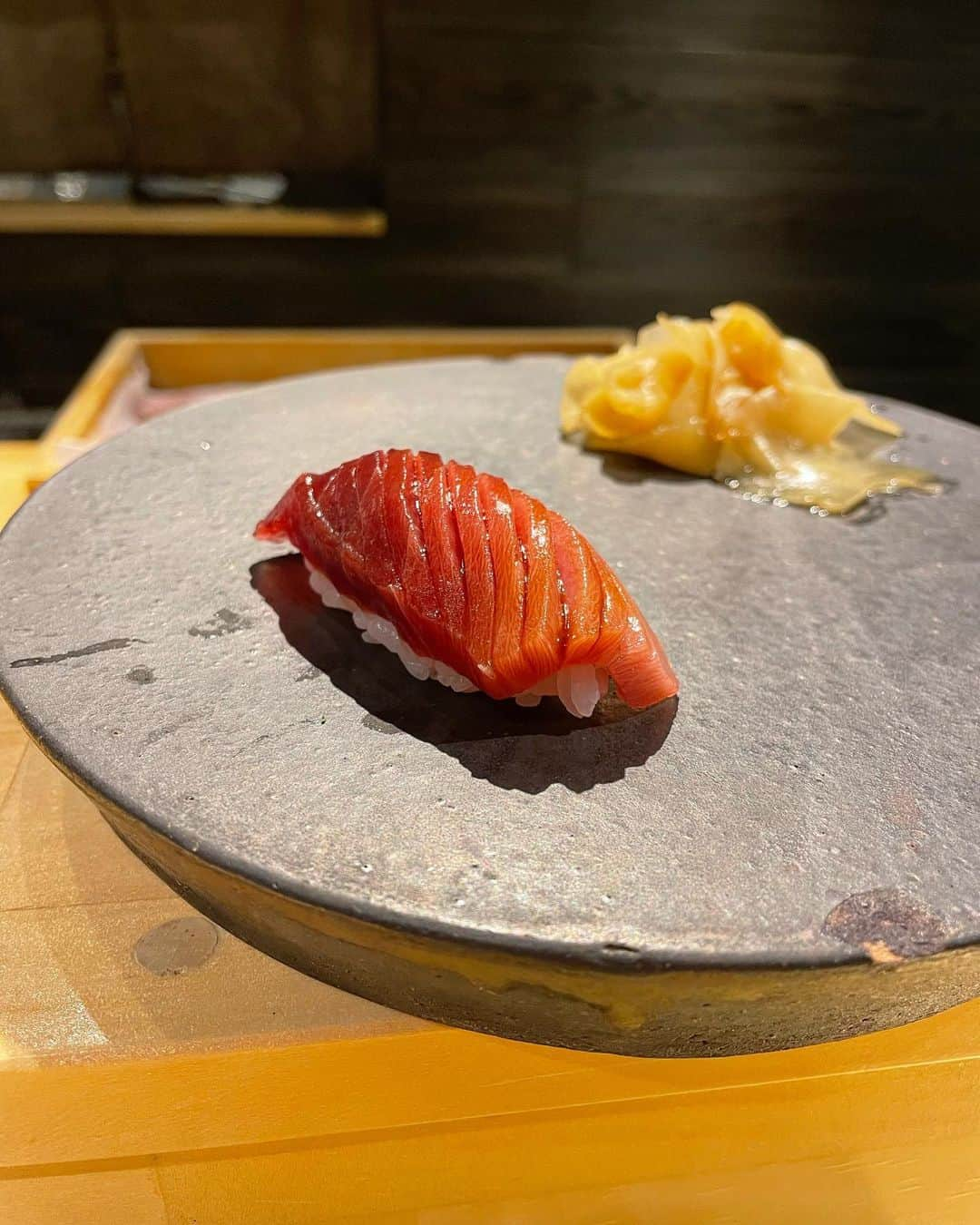 米倉みゆさんのインスタグラム写真 - (米倉みゆInstagram)「お母さんとランチ🍣 この日暑すぎて、お昼からお鮨イケル~~~？！🥵🥵って お店着く前までは話してたのに 食べ始めたらもうぺろっとでしたね( ͡ ͜ ͡ )笑 · 旬のおまかせコースで 握り10貫🍣 鯵を大事そうに見つめるよねさん（2枚目） · 個人的にんん！ま！ってなったの ホタテでした🥺💕おいしすぎ やっぱ肉よりおさかなダナー！🍣 · 席は5席でカウンターのみで 落ち着いた隠れ家ってかんじでした！ ランチからお鮨もたまには贅沢でいいねー！ · · · · · · ·  #もぐもぐする米倉  #十方鮨 #池尻大橋グルメ #池尻グルメ #三宿グルメ #池尻大橋ランチ #三宿ランチ #美味しい #寿司 #鮨 #ランチ #寿司ランチ #鮨ランチ #親子 #母娘 #母娘デート #デート #デートコーデ  #ショートカット #ショートヘア #お姉さん #ol #japan #japanesegirl #japantravel #japanesefood #japanese #sushi #sushilovers #yummy PR」8月6日 23時33分 - yone__miyu630