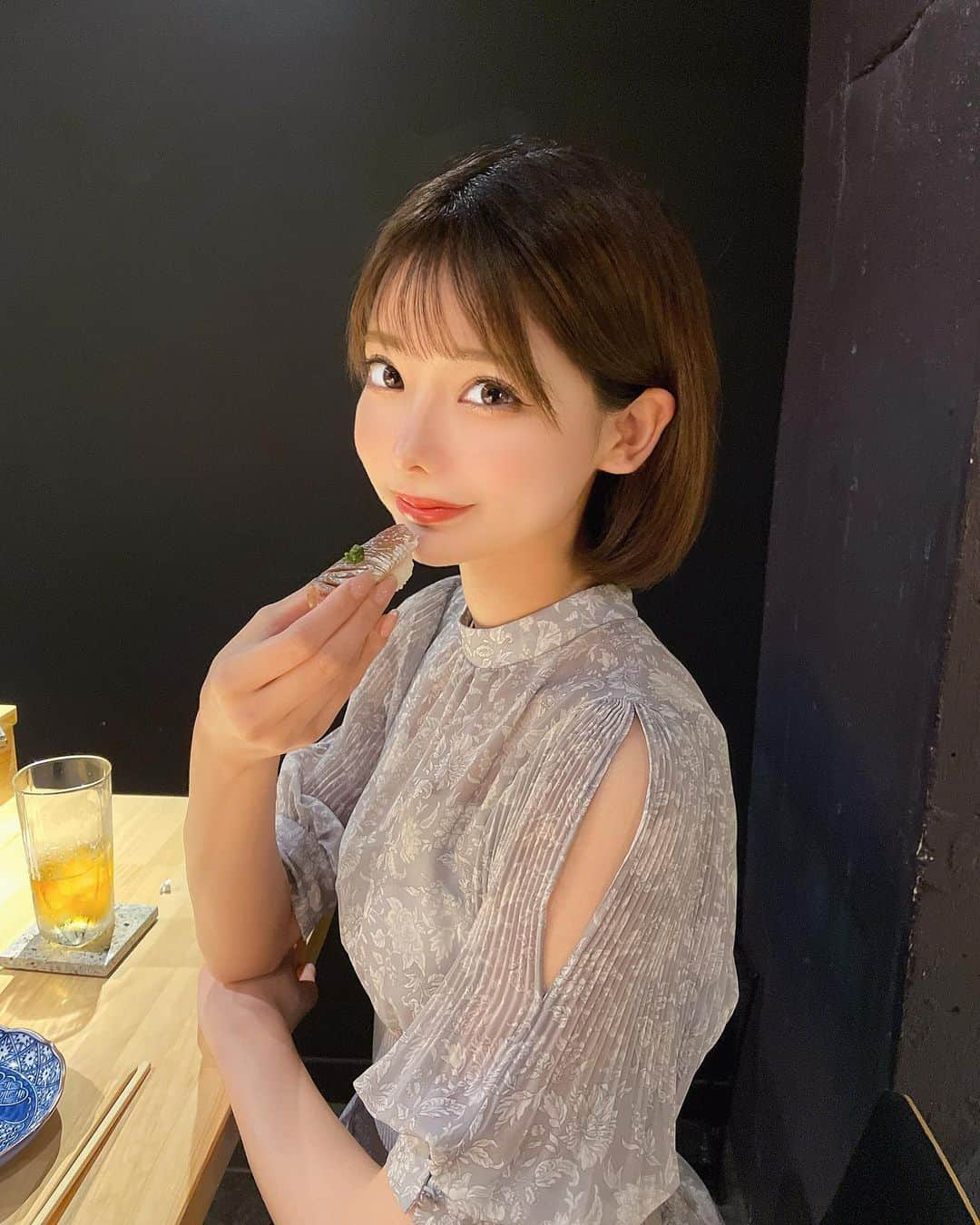 米倉みゆさんのインスタグラム写真 - (米倉みゆInstagram)「お母さんとランチ🍣 この日暑すぎて、お昼からお鮨イケル~~~？！🥵🥵って お店着く前までは話してたのに 食べ始めたらもうぺろっとでしたね( ͡ ͜ ͡ )笑 · 旬のおまかせコースで 握り10貫🍣 鯵を大事そうに見つめるよねさん（2枚目） · 個人的にんん！ま！ってなったの ホタテでした🥺💕おいしすぎ やっぱ肉よりおさかなダナー！🍣 · 席は5席でカウンターのみで 落ち着いた隠れ家ってかんじでした！ ランチからお鮨もたまには贅沢でいいねー！ · · · · · · ·  #もぐもぐする米倉  #十方鮨 #池尻大橋グルメ #池尻グルメ #三宿グルメ #池尻大橋ランチ #三宿ランチ #美味しい #寿司 #鮨 #ランチ #寿司ランチ #鮨ランチ #親子 #母娘 #母娘デート #デート #デートコーデ  #ショートカット #ショートヘア #お姉さん #ol #japan #japanesegirl #japantravel #japanesefood #japanese #sushi #sushilovers #yummy PR」8月6日 23時33分 - yone__miyu630