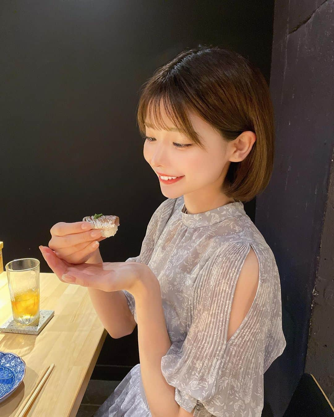 米倉みゆさんのインスタグラム写真 - (米倉みゆInstagram)「お母さんとランチ🍣 この日暑すぎて、お昼からお鮨イケル~~~？！🥵🥵って お店着く前までは話してたのに 食べ始めたらもうぺろっとでしたね( ͡ ͜ ͡ )笑 · 旬のおまかせコースで 握り10貫🍣 鯵を大事そうに見つめるよねさん（2枚目） · 個人的にんん！ま！ってなったの ホタテでした🥺💕おいしすぎ やっぱ肉よりおさかなダナー！🍣 · 席は5席でカウンターのみで 落ち着いた隠れ家ってかんじでした！ ランチからお鮨もたまには贅沢でいいねー！ · · · · · · ·  #もぐもぐする米倉  #十方鮨 #池尻大橋グルメ #池尻グルメ #三宿グルメ #池尻大橋ランチ #三宿ランチ #美味しい #寿司 #鮨 #ランチ #寿司ランチ #鮨ランチ #親子 #母娘 #母娘デート #デート #デートコーデ  #ショートカット #ショートヘア #お姉さん #ol #japan #japanesegirl #japantravel #japanesefood #japanese #sushi #sushilovers #yummy PR」8月6日 23時33分 - yone__miyu630