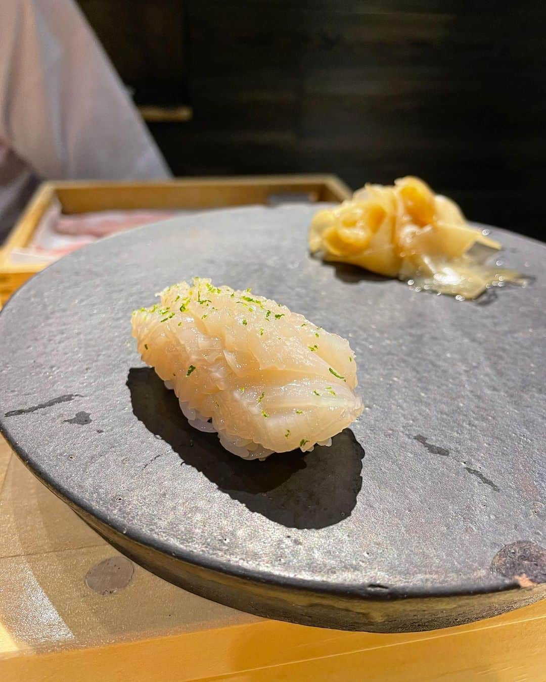 米倉みゆさんのインスタグラム写真 - (米倉みゆInstagram)「お母さんとランチ🍣 この日暑すぎて、お昼からお鮨イケル~~~？！🥵🥵って お店着く前までは話してたのに 食べ始めたらもうぺろっとでしたね( ͡ ͜ ͡ )笑 · 旬のおまかせコースで 握り10貫🍣 鯵を大事そうに見つめるよねさん（2枚目） · 個人的にんん！ま！ってなったの ホタテでした🥺💕おいしすぎ やっぱ肉よりおさかなダナー！🍣 · 席は5席でカウンターのみで 落ち着いた隠れ家ってかんじでした！ ランチからお鮨もたまには贅沢でいいねー！ · · · · · · ·  #もぐもぐする米倉  #十方鮨 #池尻大橋グルメ #池尻グルメ #三宿グルメ #池尻大橋ランチ #三宿ランチ #美味しい #寿司 #鮨 #ランチ #寿司ランチ #鮨ランチ #親子 #母娘 #母娘デート #デート #デートコーデ  #ショートカット #ショートヘア #お姉さん #ol #japan #japanesegirl #japantravel #japanesefood #japanese #sushi #sushilovers #yummy PR」8月6日 23時33分 - yone__miyu630