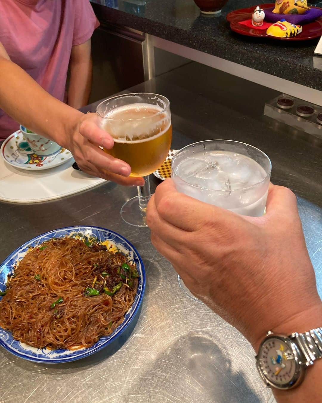 安藤優子さんのインスタグラム写真 - (安藤優子Instagram)「海の家のテーブルから。  お早うございます‼️  今日も曇りがちの海の朝。  気温も低めで涼しい朝です。  さて、昨日の夕方の散歩で、丁寧に育てられているトマトを発見。小さくてもトマト。  なんかとっても愛らしくて、生気がみなぎっていました。  で、昨晩のテーブルは、お隣の会チョーさんと。  一日一トマトレシピは、トマトと枝豆のさっぱり和え。オリーブオイルとレモン、お塩のみで和えました。  アボカドとカニのワサビマヨネーズサラダ。  お刺身はかんぱち。  メインは、コルドンブルー風豚カツ。豚のもも肉を叩いて薄く伸ばして、チーズと生ハムを挟んで、パン粉をつけてオリーブオイルで揚げ焼きにしました。  ダンナと会ちょーが乾杯しているところに写り込んでいるのは、会ちょー特製の辛い麻婆春雨。 これ、作り方はまだ伝授されていませんが（笑）辛いけどホントにあとを引く美味しさです。  ご馳走さまでした‼️  オマケは、夕方散歩後のリン。  クールダウンの天才（笑）  エアコンの吹き出し口の上に‼️  そんな夏の夜でした。  追伸‼️ すいません！あの路地に育てられていたのは花茄子なんですね！ なんかトゲとか茎とかトマトっぽくないなーと思っていました。あっ一枚目の写真です。 教えてくださってありがとうございます！  お隣の会ちょーさんは男性です。（笑）  さらなる追伸‼️みなさんは鋭い‼️っていうか、私が大ボケ。お刺身は、ハイいさきではなく、かんぱちでした。  それから花茄子というトマトなわけですね。  皆さんホント物知りで、ご指摘ありがとうございました‼️  #海の家のテーブルから  #コルドンブルー 風カツレツ   #フレンチブルドッグ  #安藤優子」8月7日 5時44分 - yukoando0203