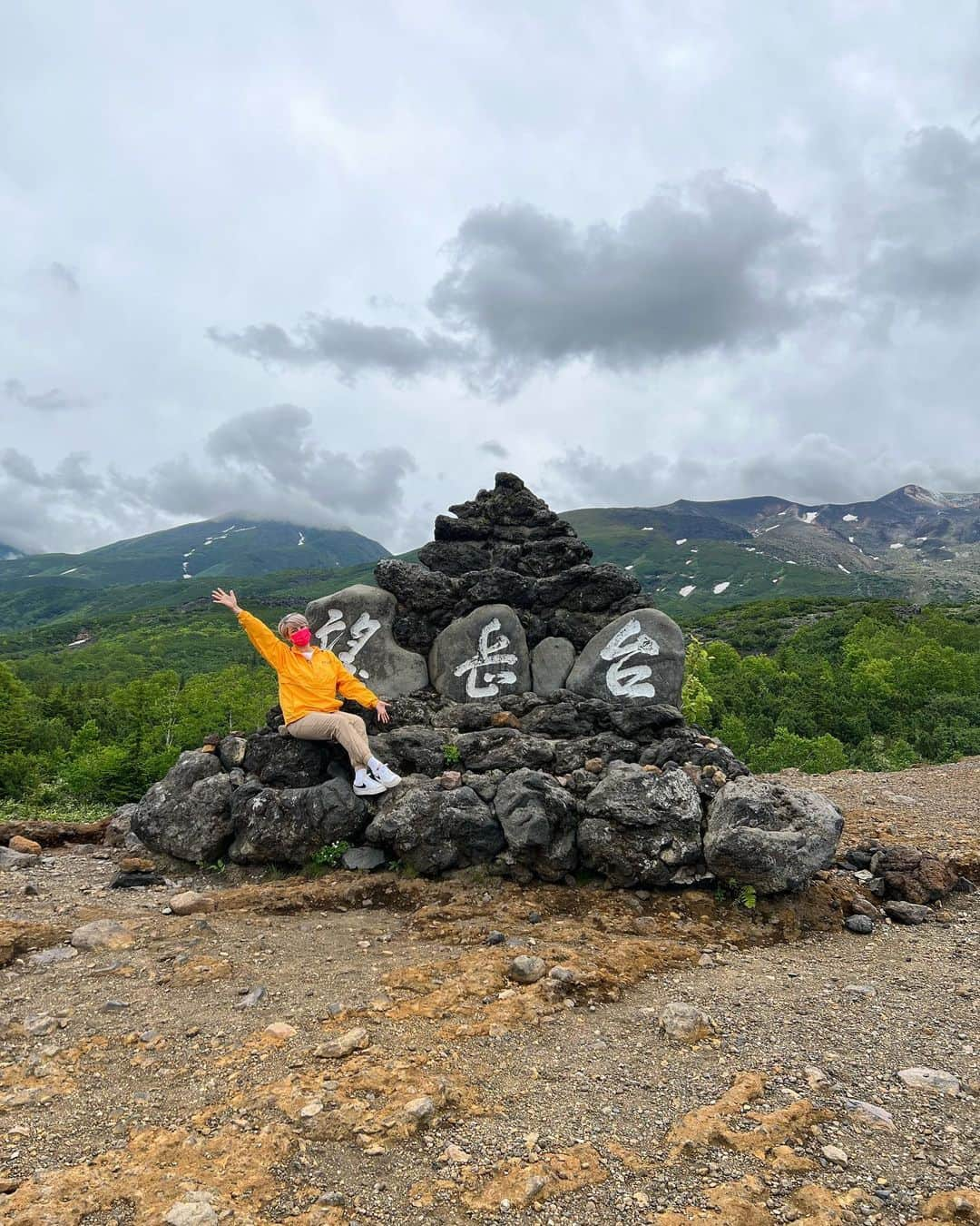 梅宮アンナさんのインスタグラム写真 - (梅宮アンナInstagram)「おはよう御座います😊  明日8月8日、朝8時から8時15分  テレビ東京  「ハーフタイムツアーズ」オンエアです✨  今回は北海道へ  北海道　大雪山黒岳ハイキングツアー✨  豊かな自然、広大な景色  大好きな大自然の中、久々のハイキングを堪能して🏔🦌  1枚目の写真は、山のガイドさんの  岡崎哲三さんです✨✨👍  楽しかったですよ〜👍👍👍🏔  良かったら、見てください✨✨✨😊  #ハーフタイムツアーズ  #テレビ東京 #北海道 #旭川空港 #上川町 #黒岳  #層雲峡 #ホテル大雪  #美瑛町青い池  #美瑛町  #層雲峡観光協会」8月7日 7時00分 - annaumemiya