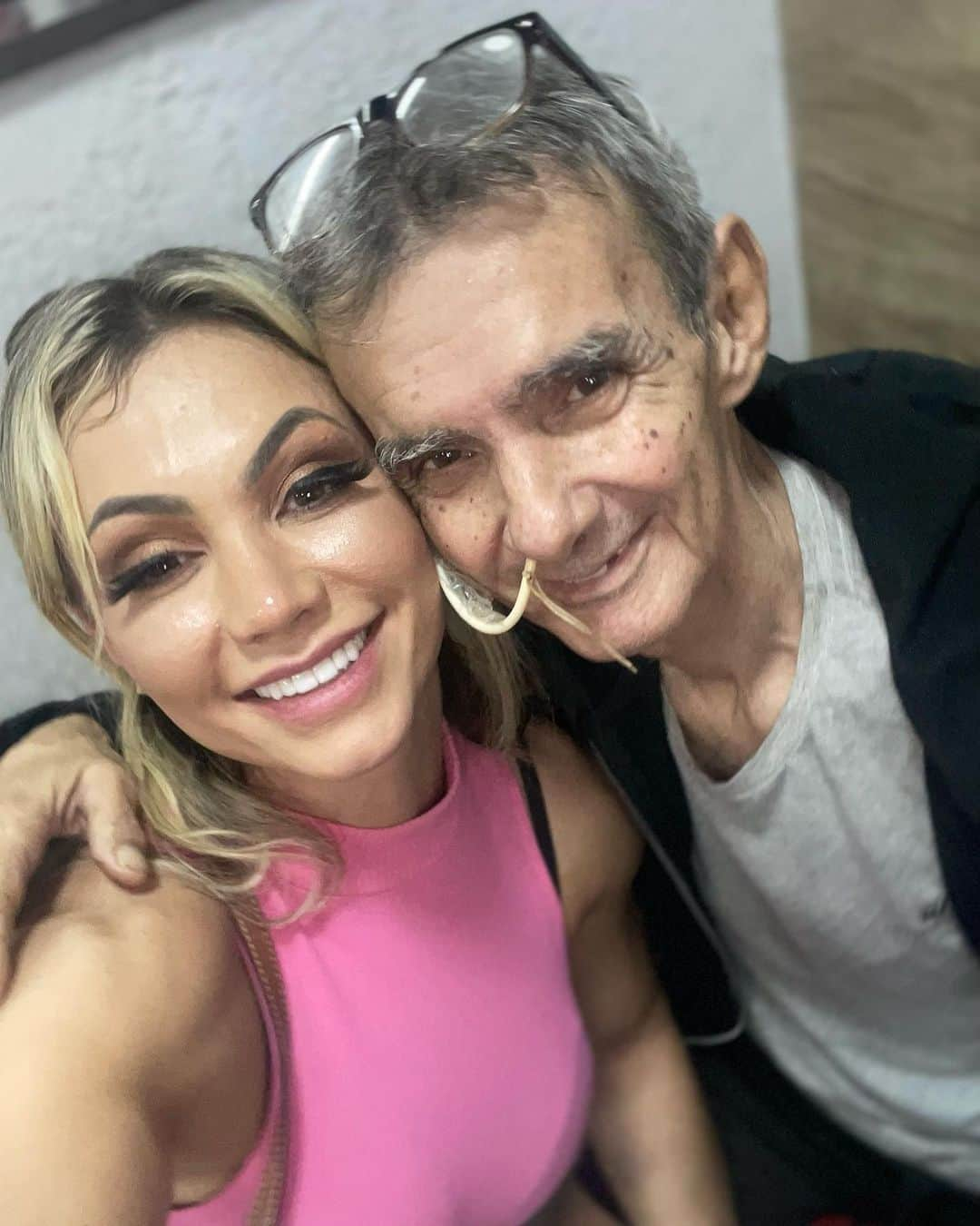 Vivi Winklerさんのインスタグラム写真 - (Vivi WinklerInstagram)「Papai e eu estamos vencendo o #cancer juntos. Sabe… já são 3 anos, moramos longe mas sempre damos um jeito nesse momento. Eu estava com saudades do cheirinho dele, do abraço e principalmente da conversa. Tão bons conselhos… que esse momento se repita muito e muito mais vezes, pq como sempre dizemos, juntos somos fortes. Reta final, vamos juntos meu amor. Te amo eternamente. #cancer #inca #vamosvencer #fe #deus #amor #esperanca」8月7日 8時59分 - viviwinkler