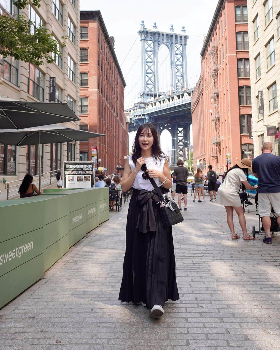 笹倉麻耶さんのインスタグラム写真 - (笹倉麻耶Instagram)「ニューヨーク🗽に行くと決まって 買うことを決意したプリーツパンツ （ロングスカートに見えるけど）  こちらを見たとき どこで着たら良いのか あまり想像が出来なかったけど  ニューヨークに旦那さんの仕事で行くことになったと聞いて ニューヨークにピッタリだと思って購入しました♡  ・ ・  仕事は延期になってしまい ただの旅行になったのだけども  ニューヨークはだいぶ前から 行ってみたかった場所  すごく嬉しかった♡  この旅では ニューヨークのあと バハマに移動してリゾートに。 　 バハマに行くのは、海を制覇したかった 小学生の時からの夢で カリブ海入水も叶い 大満足でした。  綺麗な海が目の前にある 素敵なお宿に泊まれたよ🏝  またちょこちょこアップします  tops/ @doublestandard_official  pants/ @column_official_jp  shoes/ @converse_jp  bag/ @dior   #ニューヨーク #ニューヨーク旅行 #海外旅行 #旅行 #タビジョ #trip #travelphotography #旅コーデ #旅行コーデ #大人コーデ #大人カジュアル」8月7日 9時02分 - nicomaya2525