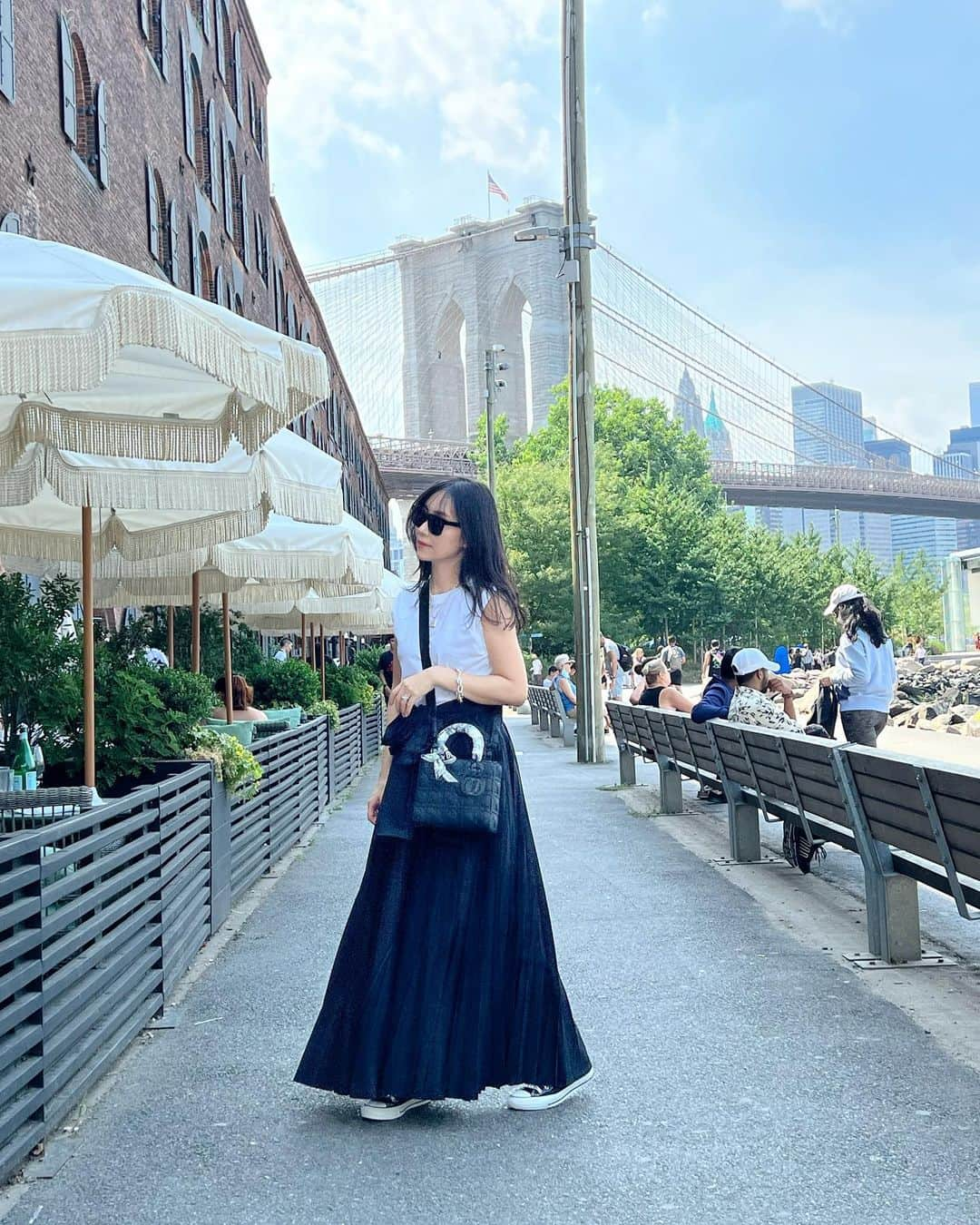 笹倉麻耶さんのインスタグラム写真 - (笹倉麻耶Instagram)「ニューヨーク🗽に行くと決まって 買うことを決意したプリーツパンツ （ロングスカートに見えるけど）  こちらを見たとき どこで着たら良いのか あまり想像が出来なかったけど  ニューヨークに旦那さんの仕事で行くことになったと聞いて ニューヨークにピッタリだと思って購入しました♡  ・ ・  仕事は延期になってしまい ただの旅行になったのだけども  ニューヨークはだいぶ前から 行ってみたかった場所  すごく嬉しかった♡  この旅では ニューヨークのあと バハマに移動してリゾートに。 　 バハマに行くのは、海を制覇したかった 小学生の時からの夢で カリブ海入水も叶い 大満足でした。  綺麗な海が目の前にある 素敵なお宿に泊まれたよ🏝  またちょこちょこアップします  tops/ @doublestandard_official  pants/ @column_official_jp  shoes/ @converse_jp  bag/ @dior   #ニューヨーク #ニューヨーク旅行 #海外旅行 #旅行 #タビジョ #trip #travelphotography #旅コーデ #旅行コーデ #大人コーデ #大人カジュアル」8月7日 9時02分 - nicomaya2525