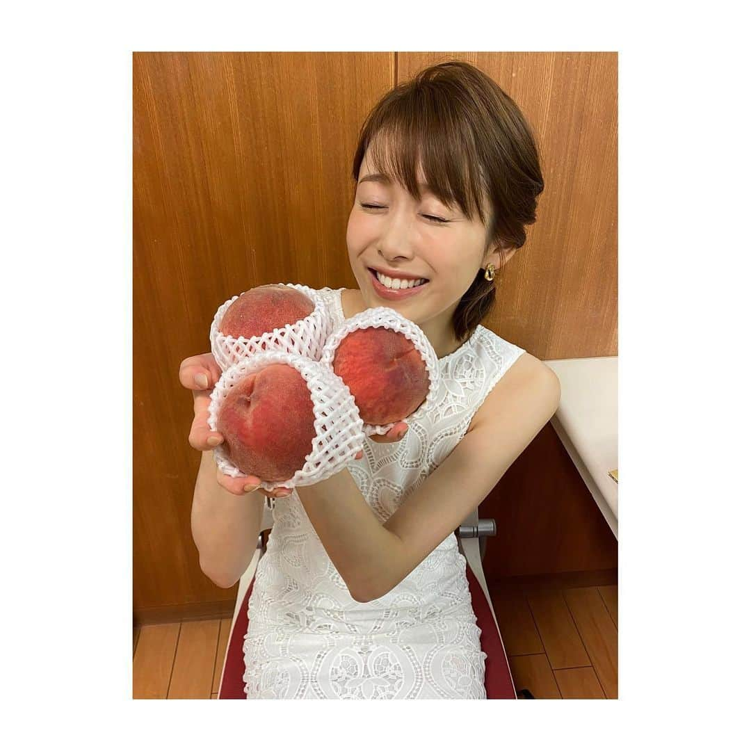 良原安美さんのインスタグラム写真 - (良原安美Instagram)「愛する桃。 ⁡ 見てください、 この私の幸せ溢れる顔。 本当に桃が好きなんです。 ⁡ ⁡ ⁡ マルミツ農園さんの桃🍑 @marumitu_momo  ⁡ 去年初めて頂いた時、 あまりの美味しさ、 みずみずしさに 衝撃を受けました…🍑 ⁡まさに格別です。  1人では食べきれないので、 スタイリストさんと 一緒に注文して半分こ♡ 種類別で楽しみます！！ ⁡ あーー桃充😮‍💨♡ ⁡ ⁡ ⁡ そしてこの後、 サンデージャポンです！ ぜひご覧ください☺️🍑 ⁡ ⁡ #桃 #1番好きなフルーツ #いや #1番好きな食べ物と言っても過言ではない ⁡ #マルミツ農園　さん #溢れ出す果汁と #深ーい甘さ ⁡ #一宮白桃 #一宮水蜜」8月7日 9時08分 - yoshiharaami