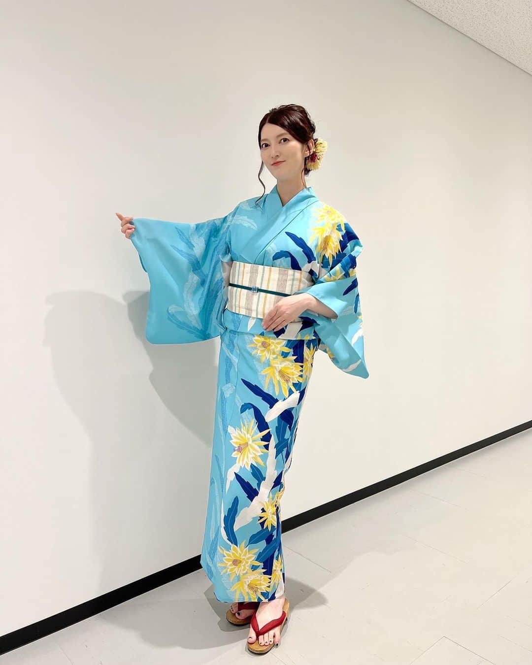 朝夏まなとさんのインスタグラム写真 - (朝夏まなとInstagram)「今年初！花火‼︎ 栄の国まつり、佐賀城下花火大会 NHKの生放送に出演させていただきました☺︎  3年ぶりに佐賀の夜空を彩った花火、最高でした👏 花火師さんやこのお祭りを開催するにあたってのみなさんの熱い想いが花火に込められていて、絶大なパワーをもらいました😭  かわいい浴衣も着られて髪型も素敵にしていただけて幸せ🤍  そしてやっと！！ はなわさんにお会いできました✨ SAGAさがー♪や新曲のお話させていただけて嬉しかったー🙌  今年は短縮版だったらしいので（それでも豪華でしたが😊）、来年はフルバージョンで見られますように🙏  #はなわ さん #佐賀 #栄の国まつり  #花火大会  #浴衣 #水色と黄色好き #💎💛 #朝夏まなと」8月7日 9時20分 - asaka_manato_official