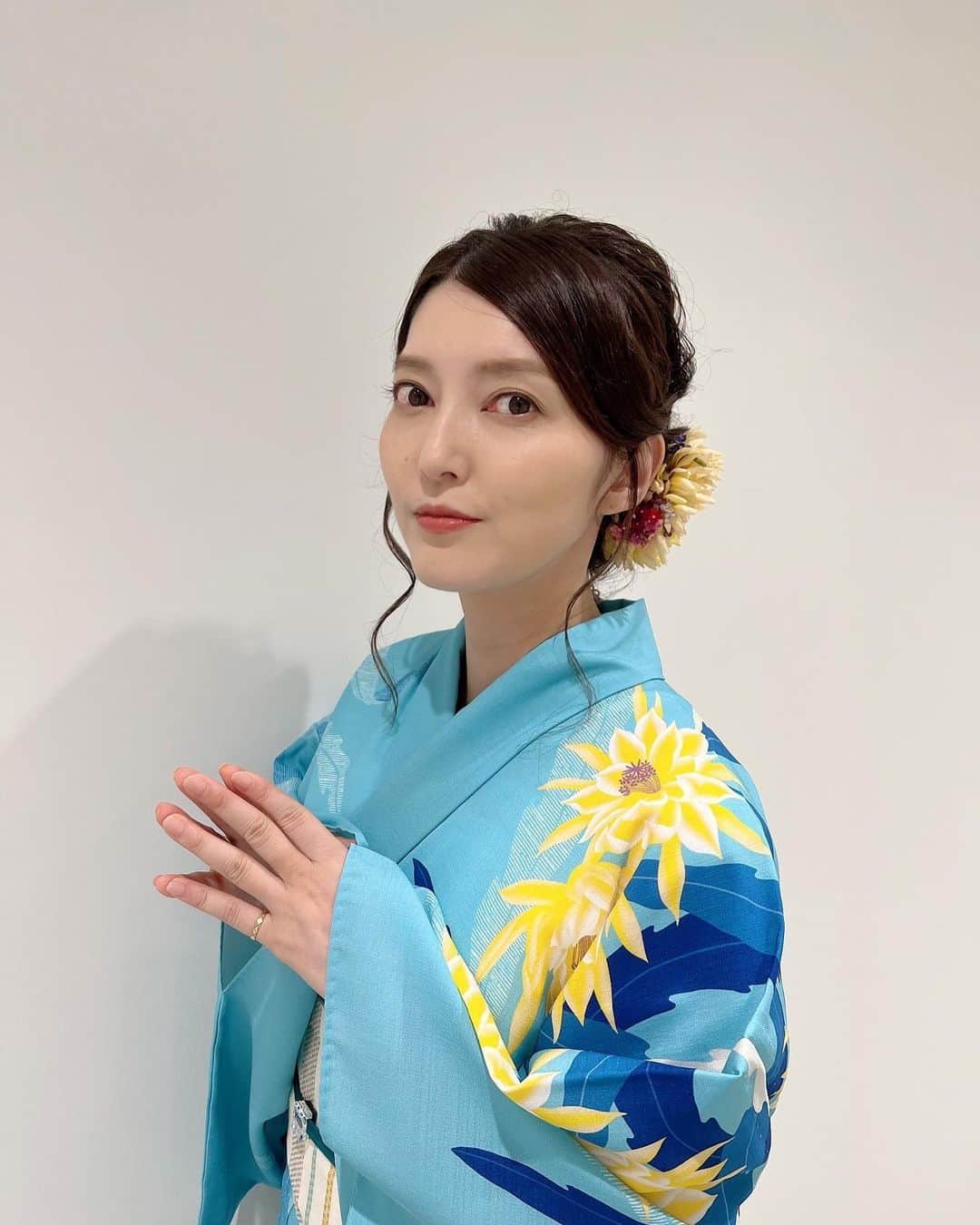 朝夏まなとさんのインスタグラム写真 - (朝夏まなとInstagram)「今年初！花火‼︎ 栄の国まつり、佐賀城下花火大会 NHKの生放送に出演させていただきました☺︎  3年ぶりに佐賀の夜空を彩った花火、最高でした👏 花火師さんやこのお祭りを開催するにあたってのみなさんの熱い想いが花火に込められていて、絶大なパワーをもらいました😭  かわいい浴衣も着られて髪型も素敵にしていただけて幸せ🤍  そしてやっと！！ はなわさんにお会いできました✨ SAGAさがー♪や新曲のお話させていただけて嬉しかったー🙌  今年は短縮版だったらしいので（それでも豪華でしたが😊）、来年はフルバージョンで見られますように🙏  #はなわ さん #佐賀 #栄の国まつり  #花火大会  #浴衣 #水色と黄色好き #💎💛 #朝夏まなと」8月7日 9時20分 - asaka_manato_official