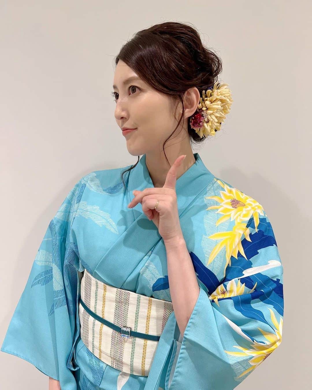 朝夏まなとさんのインスタグラム写真 - (朝夏まなとInstagram)「今年初！花火‼︎ 栄の国まつり、佐賀城下花火大会 NHKの生放送に出演させていただきました☺︎  3年ぶりに佐賀の夜空を彩った花火、最高でした👏 花火師さんやこのお祭りを開催するにあたってのみなさんの熱い想いが花火に込められていて、絶大なパワーをもらいました😭  かわいい浴衣も着られて髪型も素敵にしていただけて幸せ🤍  そしてやっと！！ はなわさんにお会いできました✨ SAGAさがー♪や新曲のお話させていただけて嬉しかったー🙌  今年は短縮版だったらしいので（それでも豪華でしたが😊）、来年はフルバージョンで見られますように🙏  #はなわ さん #佐賀 #栄の国まつり  #花火大会  #浴衣 #水色と黄色好き #💎💛 #朝夏まなと」8月7日 9時20分 - asaka_manato_official