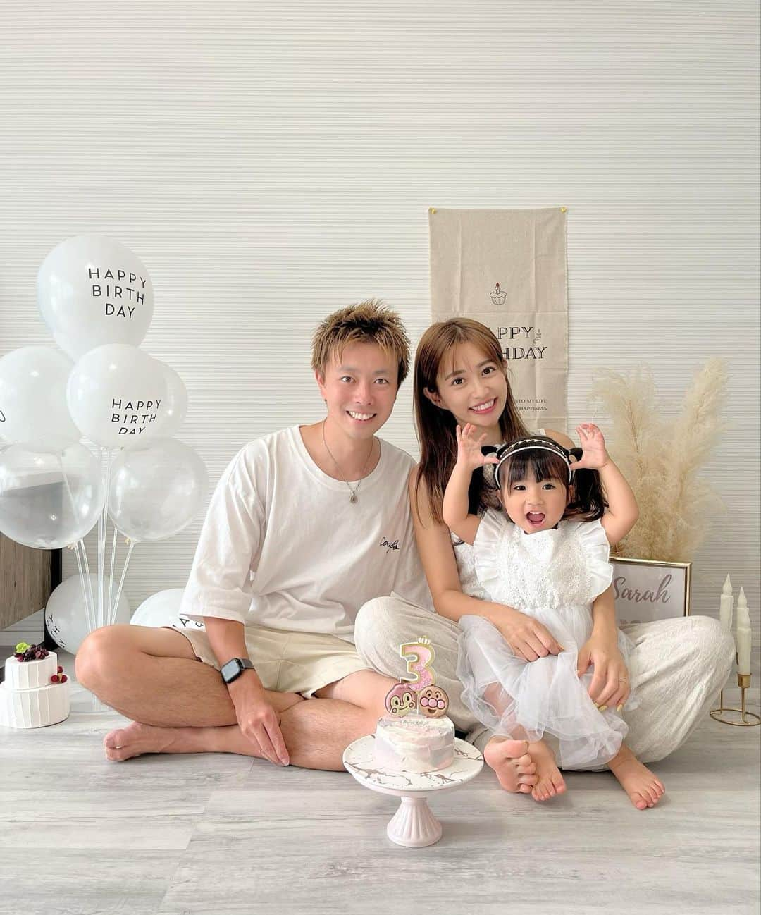 橘リンさんのインスタグラム写真 - (橘リンInstagram)「記念にfamily photoも♡  改めて3歳おめでとう🥰  毎日３歳だよって アピールしてくる娘👼🏻  誕生日プレゼントは 私が小さい頃に憧れてたけど 買ってもらえなかった　 #シルバニアファミリー 🤣🤣  もうひとつのプレゼントは、 面倒見るのが好きなので人形のお世話セット🤍 女の子のオモチャって可愛い🥹w  #3歳 #3歳誕生日 #3歳誕生日会 #3歳女の子 #3歳女の子ママ #お誕生日 #お誕生日会 #誕生日デコレーション  #育児 #育児記録 #令和 #令和ベビー #令和産まれ #ファミリーフォト #3人家族 #家族写真 #家族の時間  #happybirthday  #happy3thbirthday #3th #3thbirthday #hbd #0805 #princess #sarah」8月7日 9時29分 - rincharon