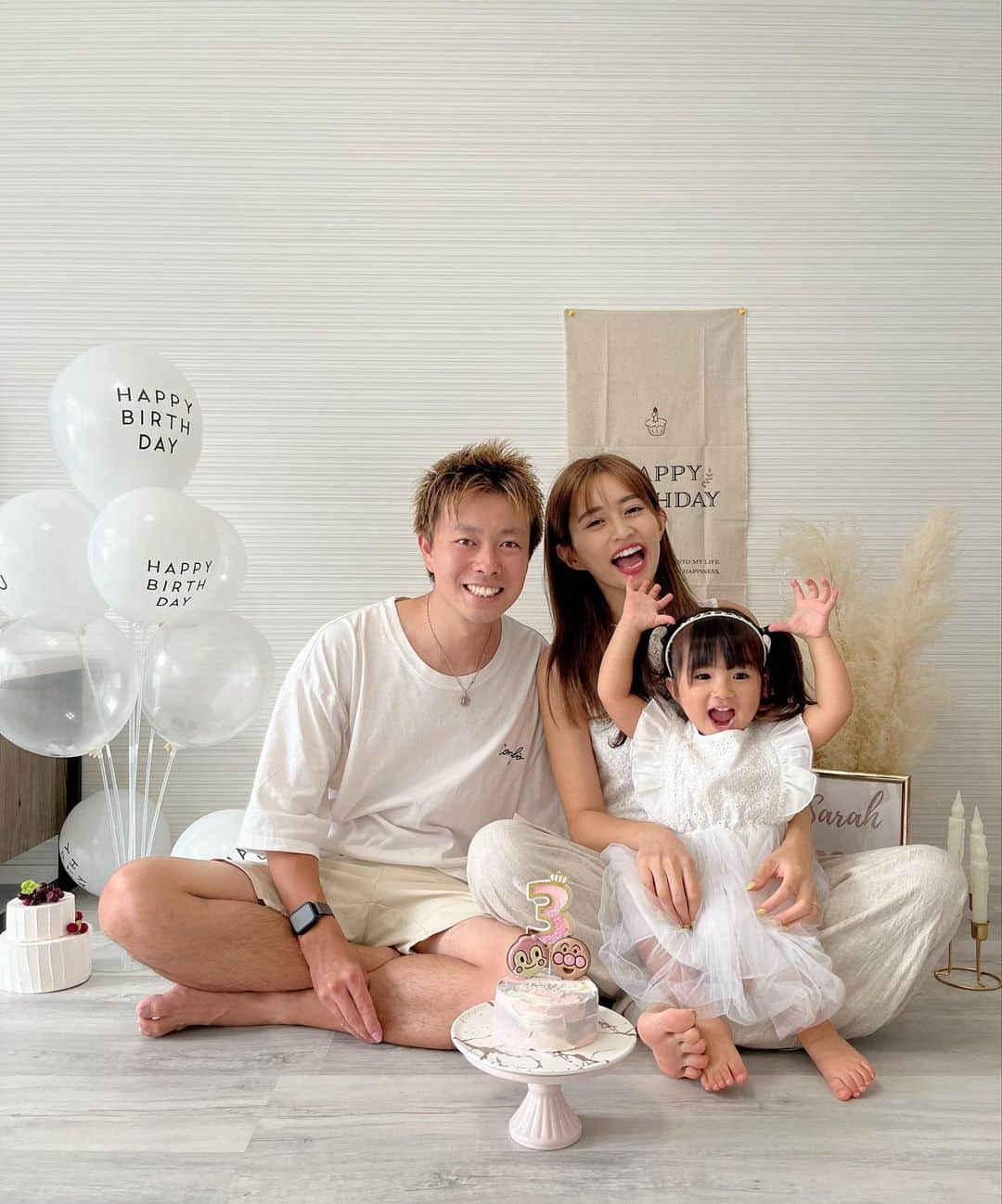 橘リンさんのインスタグラム写真 - (橘リンInstagram)「記念にfamily photoも♡  改めて3歳おめでとう🥰  毎日３歳だよって アピールしてくる娘👼🏻  誕生日プレゼントは 私が小さい頃に憧れてたけど 買ってもらえなかった　 #シルバニアファミリー 🤣🤣  もうひとつのプレゼントは、 面倒見るのが好きなので人形のお世話セット🤍 女の子のオモチャって可愛い🥹w  #3歳 #3歳誕生日 #3歳誕生日会 #3歳女の子 #3歳女の子ママ #お誕生日 #お誕生日会 #誕生日デコレーション  #育児 #育児記録 #令和 #令和ベビー #令和産まれ #ファミリーフォト #3人家族 #家族写真 #家族の時間  #happybirthday  #happy3thbirthday #3th #3thbirthday #hbd #0805 #princess #sarah」8月7日 9時29分 - rincharon