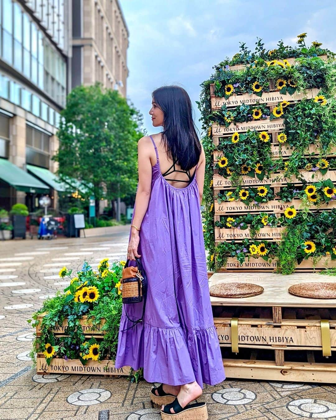 石井里奈さんのインスタグラム写真 - (石井里奈Instagram)「こんにちは💛 先日のパープルコーデ💜👗 お気に入りの @metrocity.japan のカゴバッグと合わせてサマーコーデの完成🙆‍♀️🤍 後ろが綺麗に空いてるワンピースなのでインナーも魅せるインナーで✨ . dress... @elenore_official  tops... @grl_official  bag... @metrocity.japan  . メトロシティのバッグは新作🛍 7月からちょこちょこコーデでも登場してたよ😙 まだ今なんとオンラインでも前シーズンのアイテムがセール中だからぜひチェックしてみてね❤️ . #metrocity #メトロシティ #りなまるコーデ #バッグ #bag #夏コーデ #マキシワンピース #grl #グレイル」8月7日 12時26分 - ri7tin1025