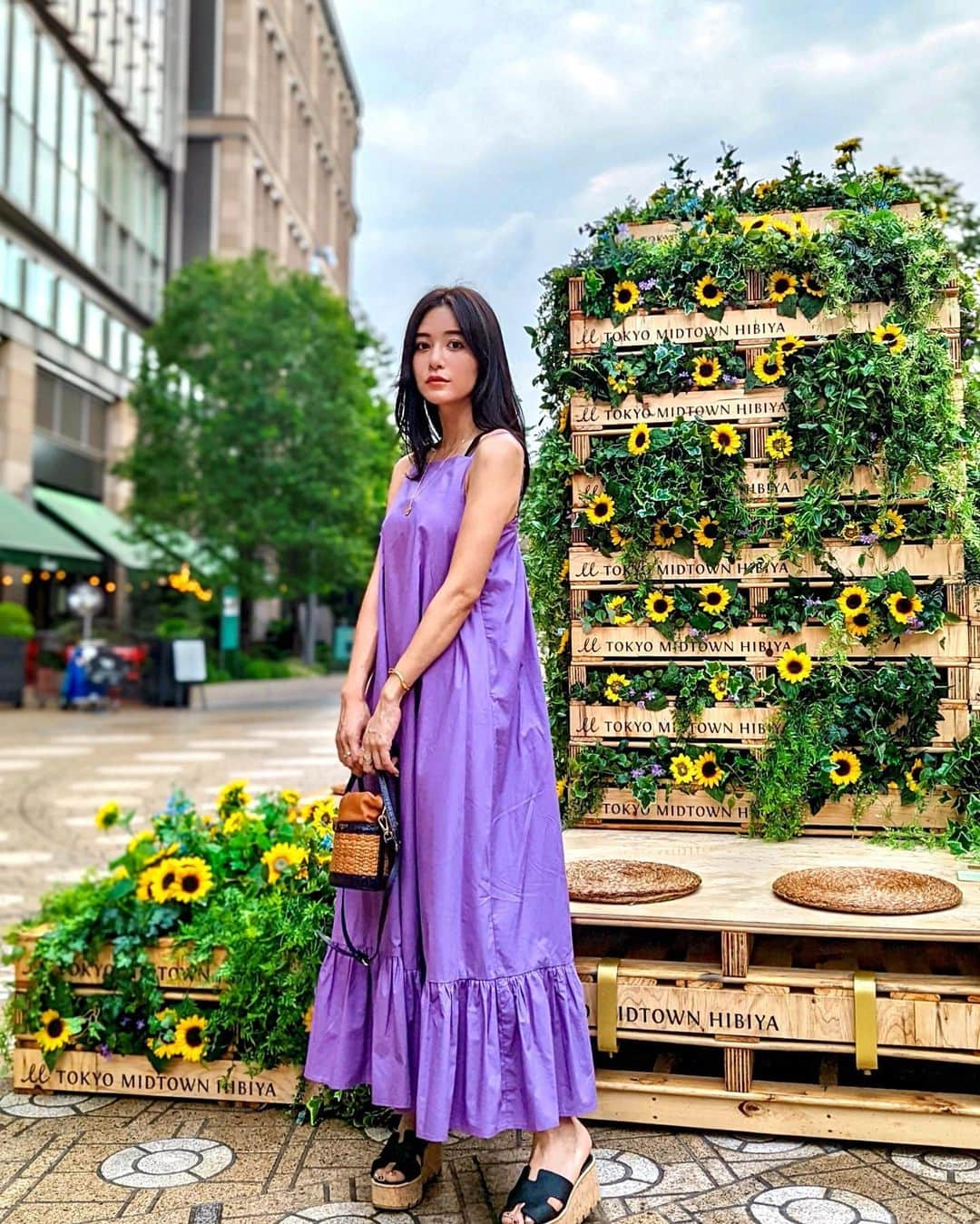 石井里奈さんのインスタグラム写真 - (石井里奈Instagram)「こんにちは💛 先日のパープルコーデ💜👗 お気に入りの @metrocity.japan のカゴバッグと合わせてサマーコーデの完成🙆‍♀️🤍 後ろが綺麗に空いてるワンピースなのでインナーも魅せるインナーで✨ . dress... @elenore_official  tops... @grl_official  bag... @metrocity.japan  . メトロシティのバッグは新作🛍 7月からちょこちょこコーデでも登場してたよ😙 まだ今なんとオンラインでも前シーズンのアイテムがセール中だからぜひチェックしてみてね❤️ . #metrocity #メトロシティ #りなまるコーデ #バッグ #bag #夏コーデ #マキシワンピース #grl #グレイル」8月7日 12時26分 - ri7tin1025