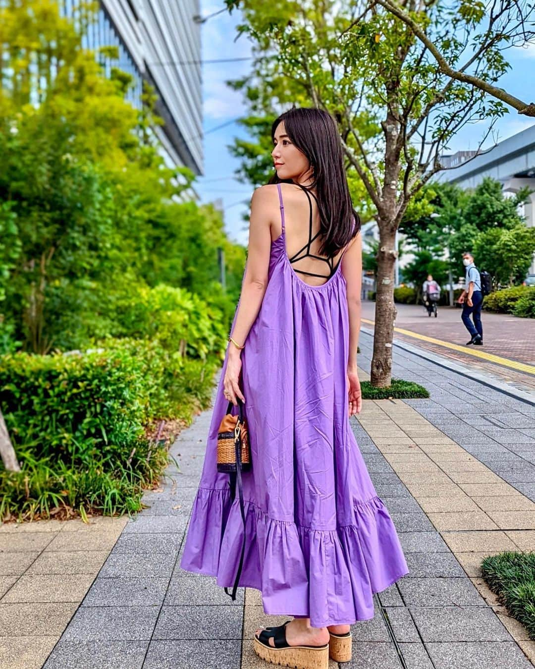 石井里奈さんのインスタグラム写真 - (石井里奈Instagram)「こんにちは💛 先日のパープルコーデ💜👗 お気に入りの @metrocity.japan のカゴバッグと合わせてサマーコーデの完成🙆‍♀️🤍 後ろが綺麗に空いてるワンピースなのでインナーも魅せるインナーで✨ . dress... @elenore_official  tops... @grl_official  bag... @metrocity.japan  . メトロシティのバッグは新作🛍 7月からちょこちょこコーデでも登場してたよ😙 まだ今なんとオンラインでも前シーズンのアイテムがセール中だからぜひチェックしてみてね❤️ . #metrocity #メトロシティ #りなまるコーデ #バッグ #bag #夏コーデ #マキシワンピース #grl #グレイル」8月7日 12時26分 - ri7tin1025