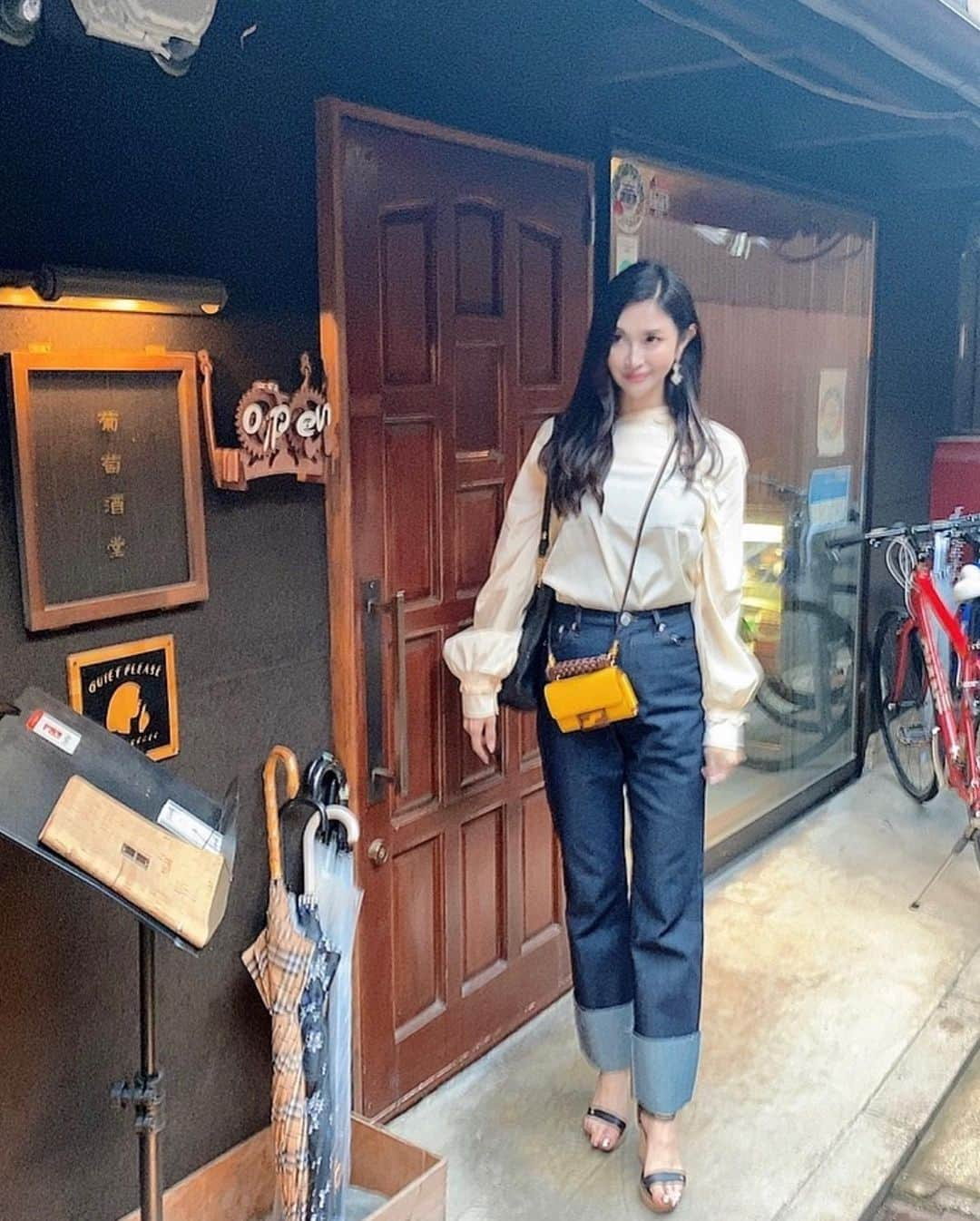 越野矢素子さんのインスタグラム写真 - (越野矢素子Instagram)「私にしては珍しい形のジーンズ💙💙💙👖」8月7日 13時18分 - loversyaso