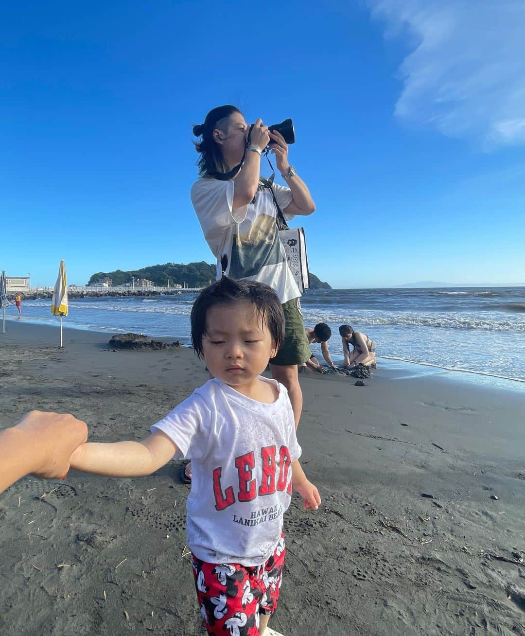 高橋由真さんのインスタグラム写真 - (高橋由真Instagram)「家族で江ノ島行った日♡ 今年は海に入れてちーくん楽しそうで何より🌴💓  波が来ると喜んでどんどん海に入って行く強めBOY👦🏻💙 おかげさまで顔面に波が飛んで顔も砂だらけに😂ｗｗｗ  江ノ島に行ったら基本はぷくぷくって海の家におります🏠💖 元湘南キングのところっ！今年もお世話になってます🙏✨  早くまた海行きたいな🏖💖  にしても私だけ肌が既に真っ黒😇 ずっとファンデ使ってなかったけど、顔との色の差があまりに激しいので流石にファンデ買いました💩  #海 #江ノ島 #西浜 #家族 #海水浴 #波大好きっ子 #🌴 #🌊」8月7日 13時24分 - yumachi1021